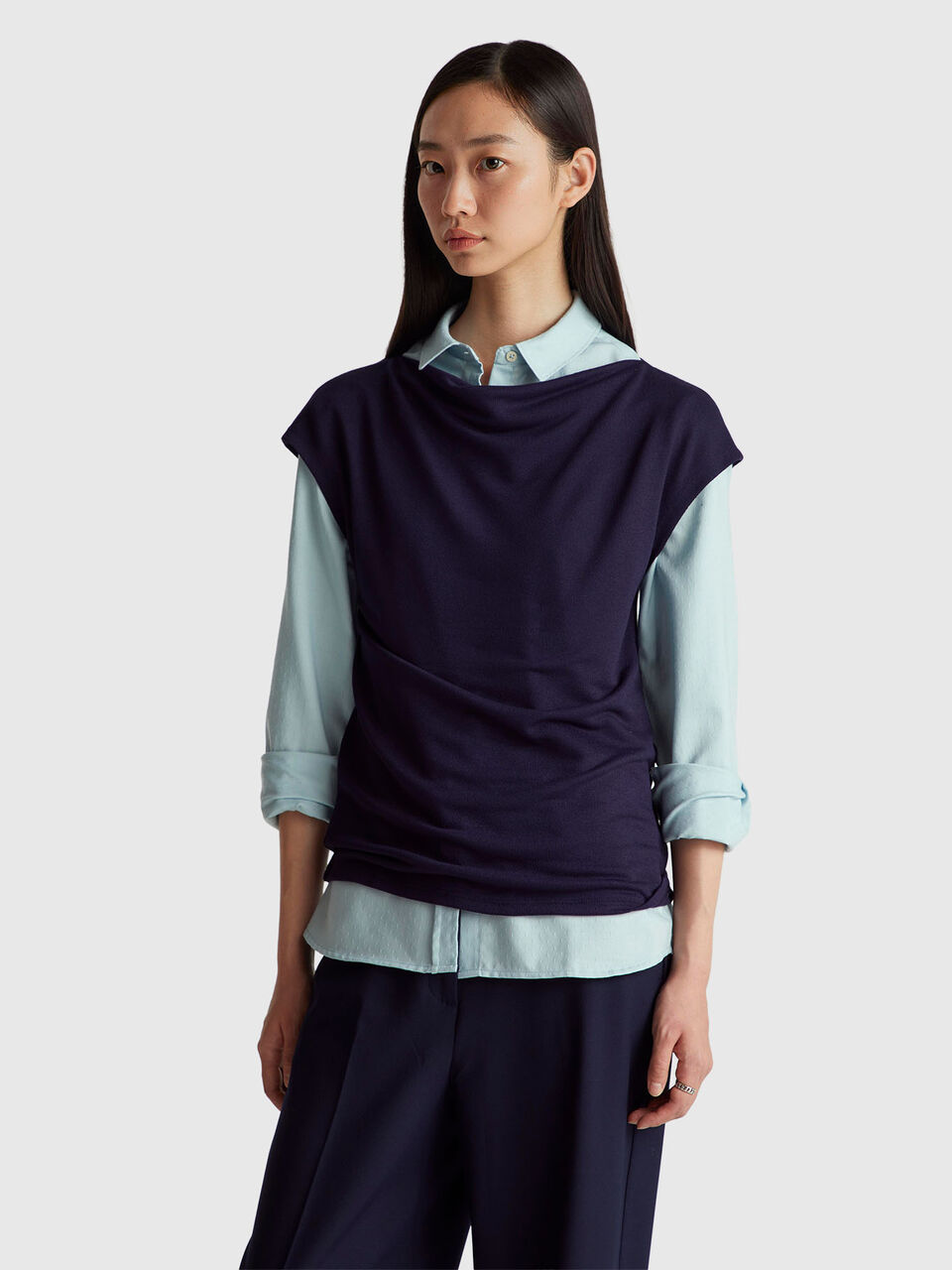 Sleeveless crepe t-shirt