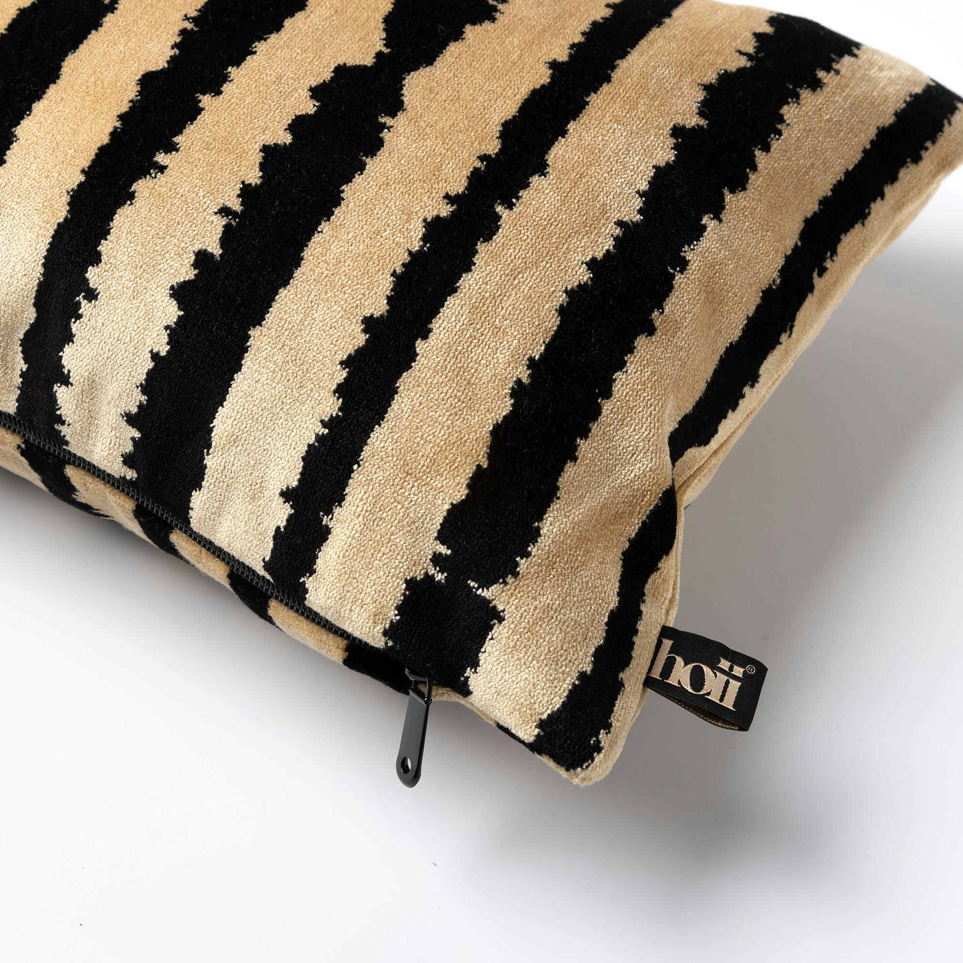 Lorenzo - Coussin noir en velours 30x50 cm avec motif rayé