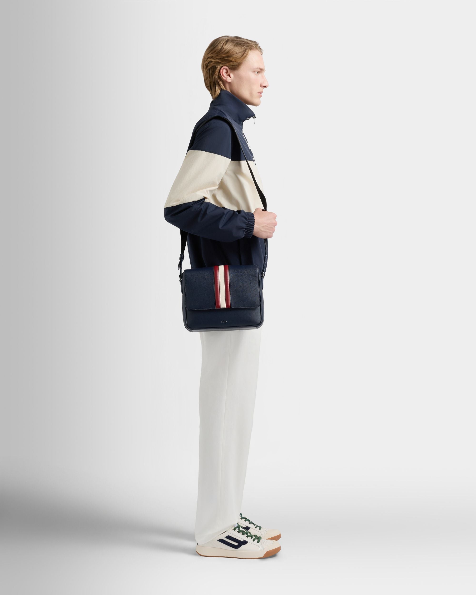 Umhängetasche Mythos aus recyceltem Leder in Navy Blue