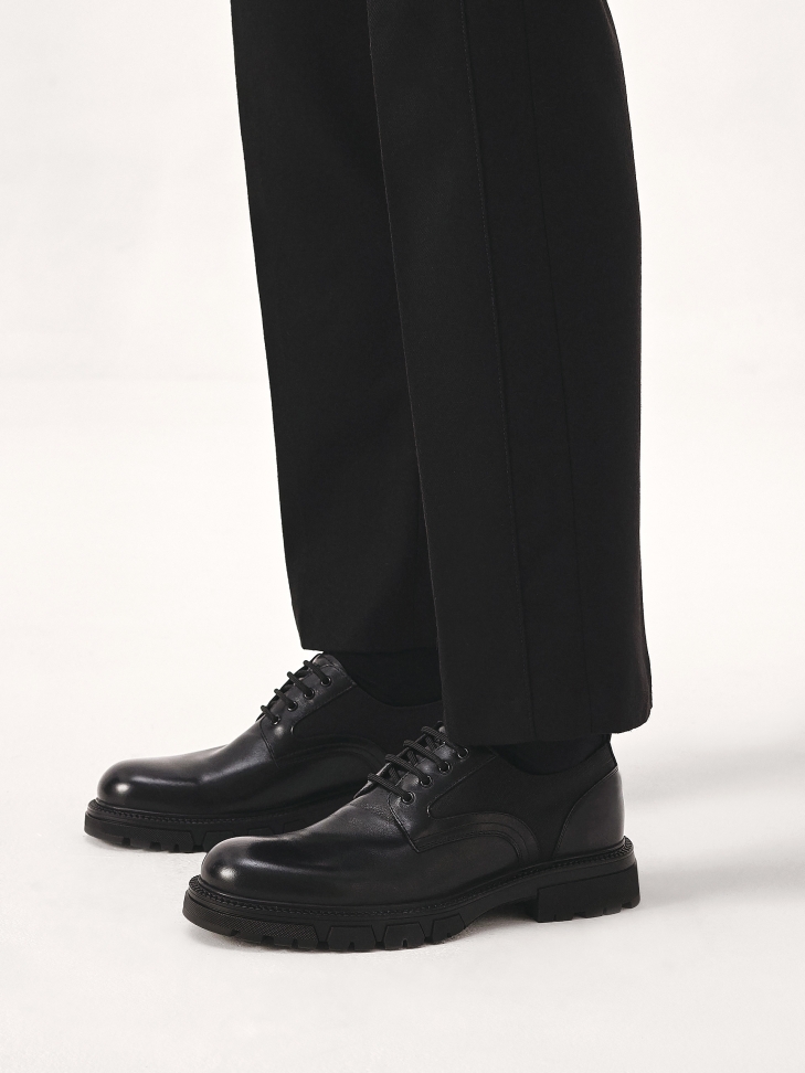 Casual black shoes made of combined materials