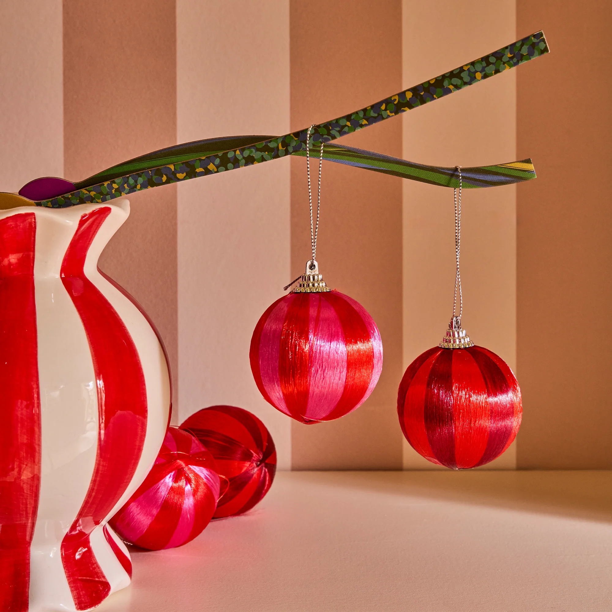 Décoration à suspendre BOULE MOUSSE coloris Rouge, rose