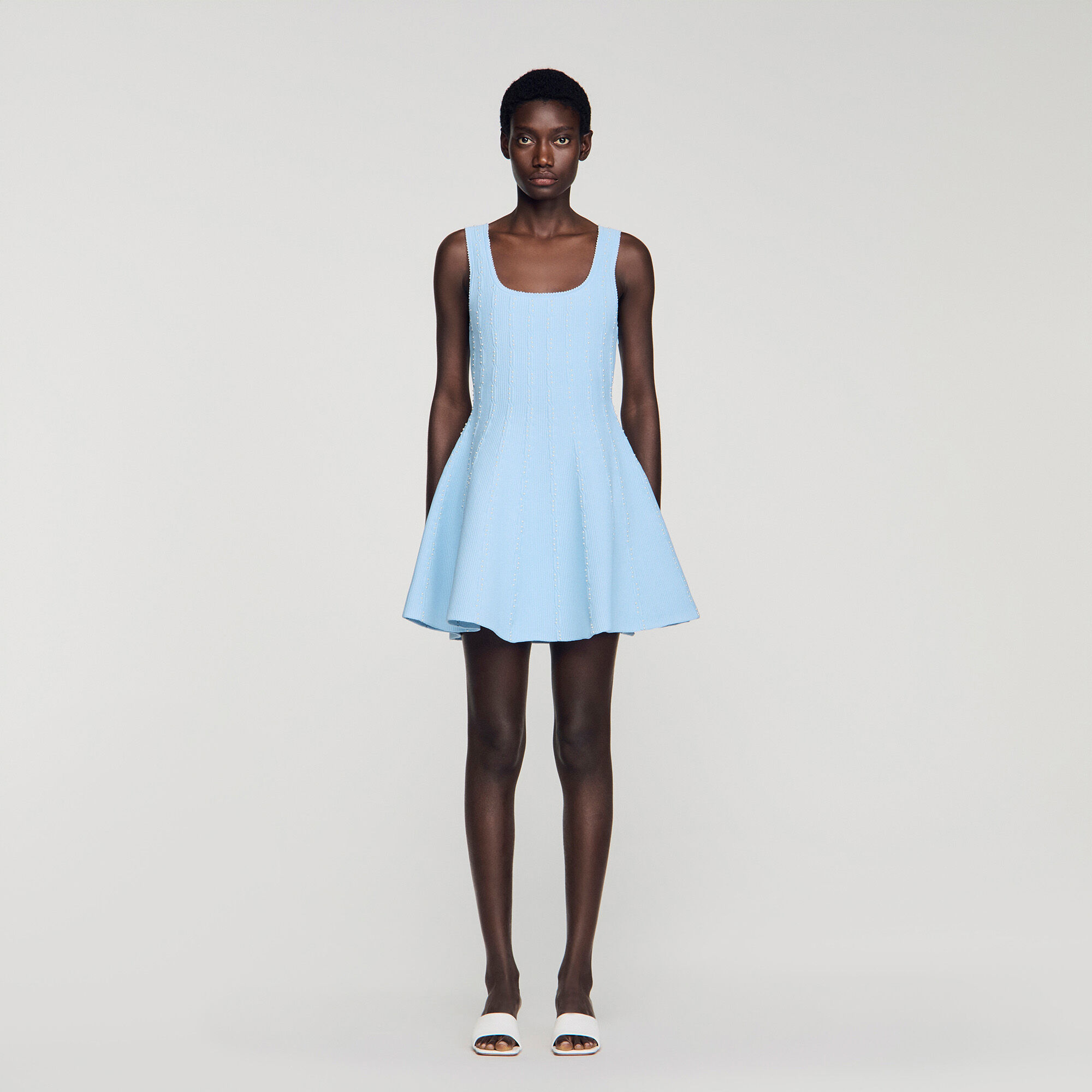 Robe courte en maille perlée
