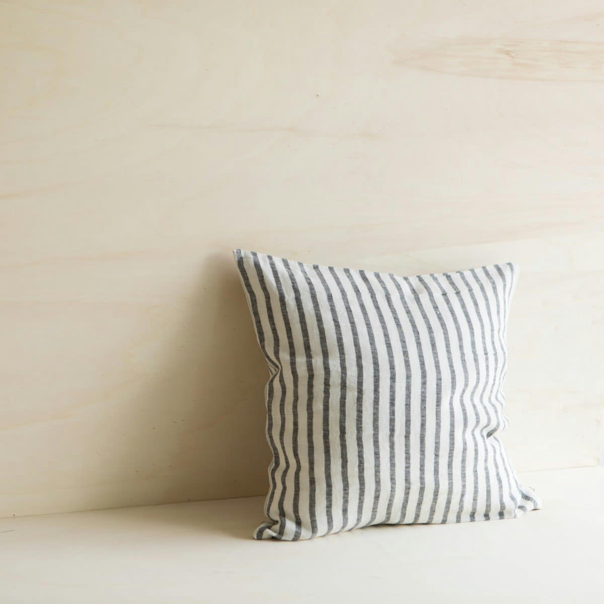 LES ESSENTIELS - Housse de coussin en lin lavé rayé noir/crème 45x45