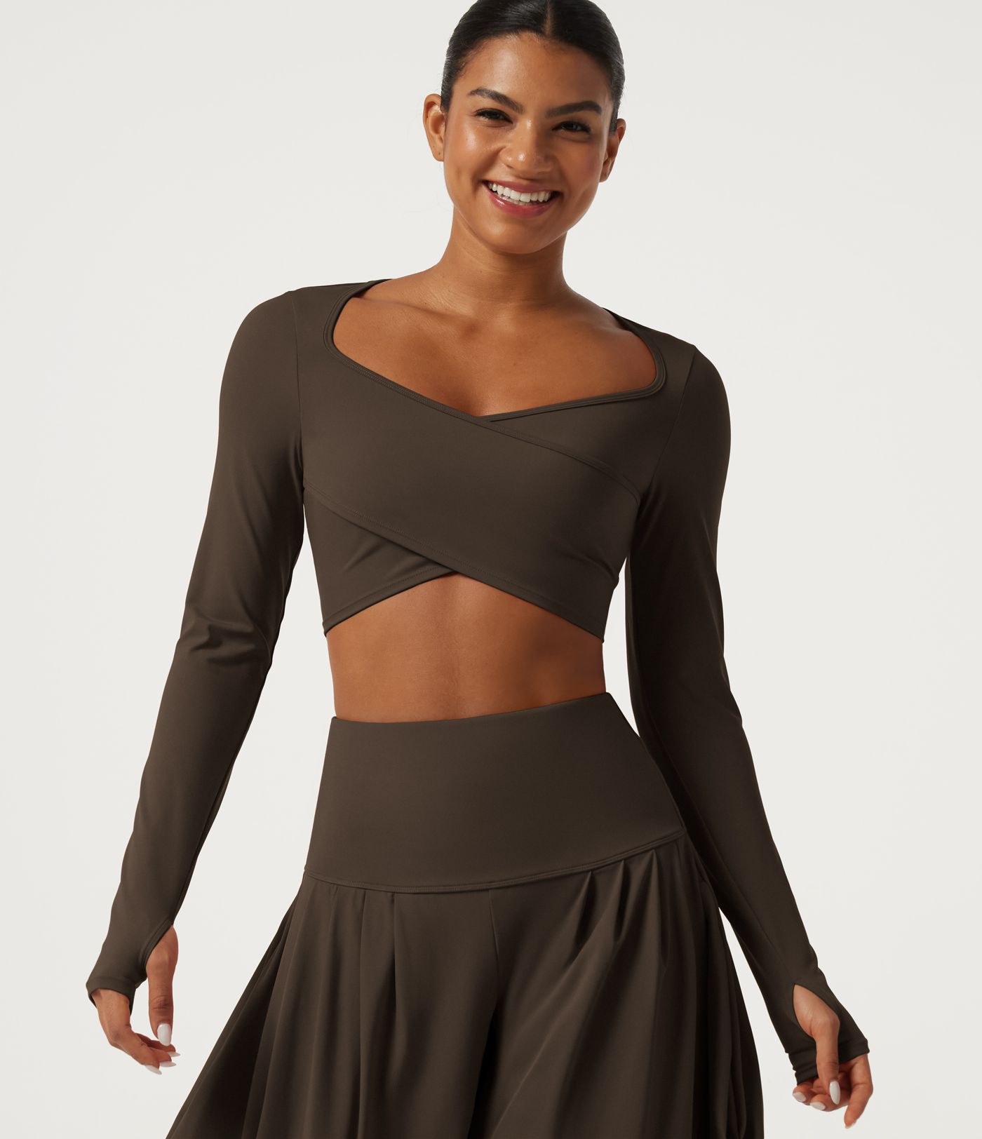 Haut de sport yoga court SoftlyZero™ Airy effet frais InstantCool à encolure Queen Anne, manches longues avec passe-pouces et ourlet croisé