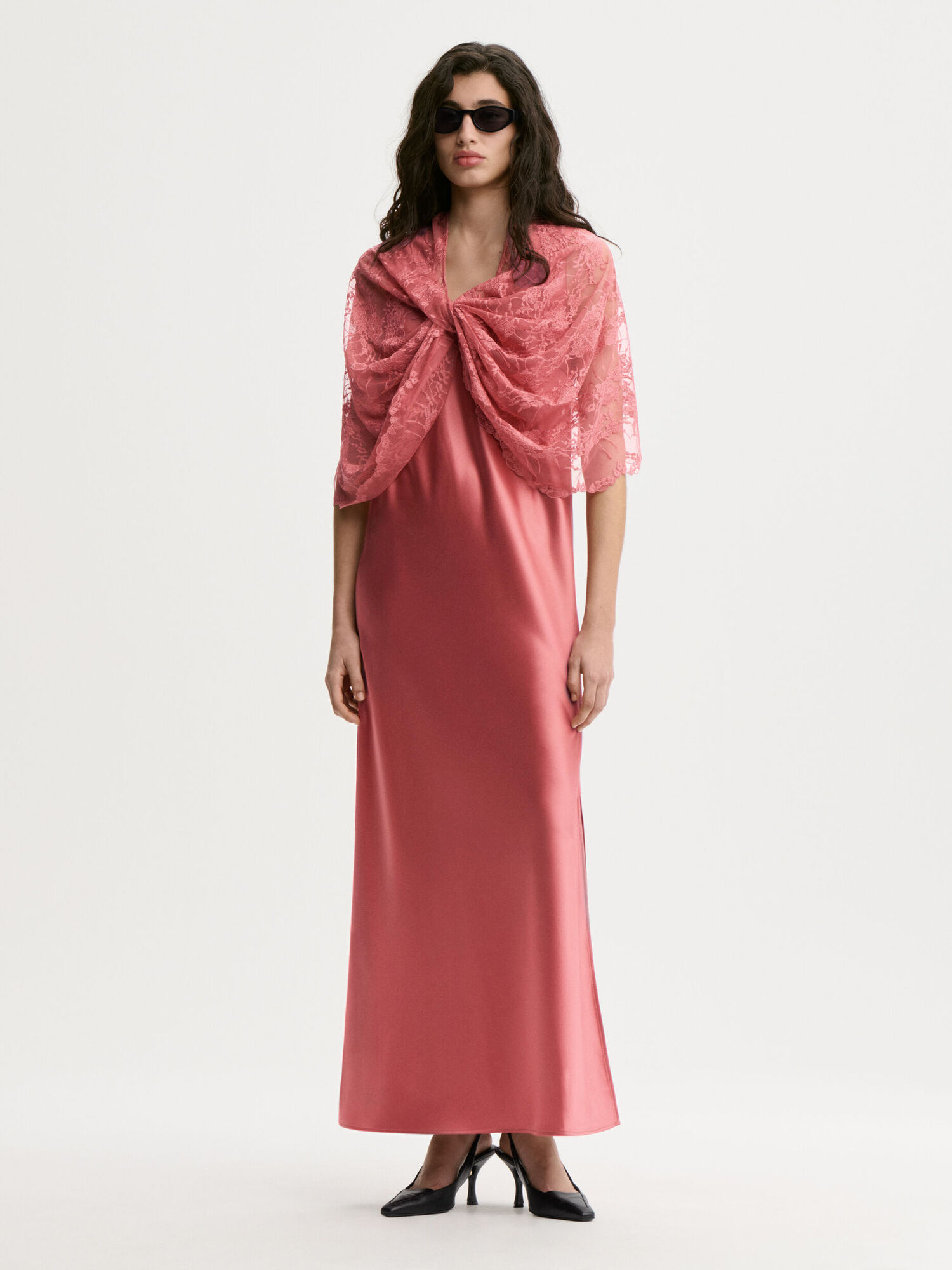 EXCLUSIVE: Pinlos Lace kappe