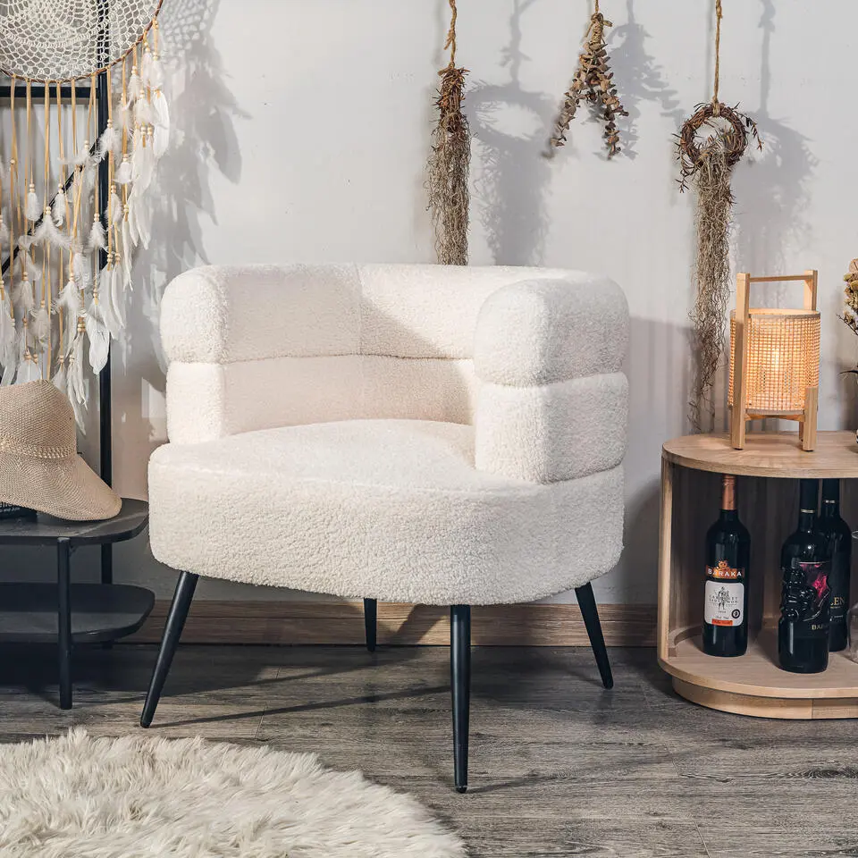 Salonstoel van metaal en witte lussen