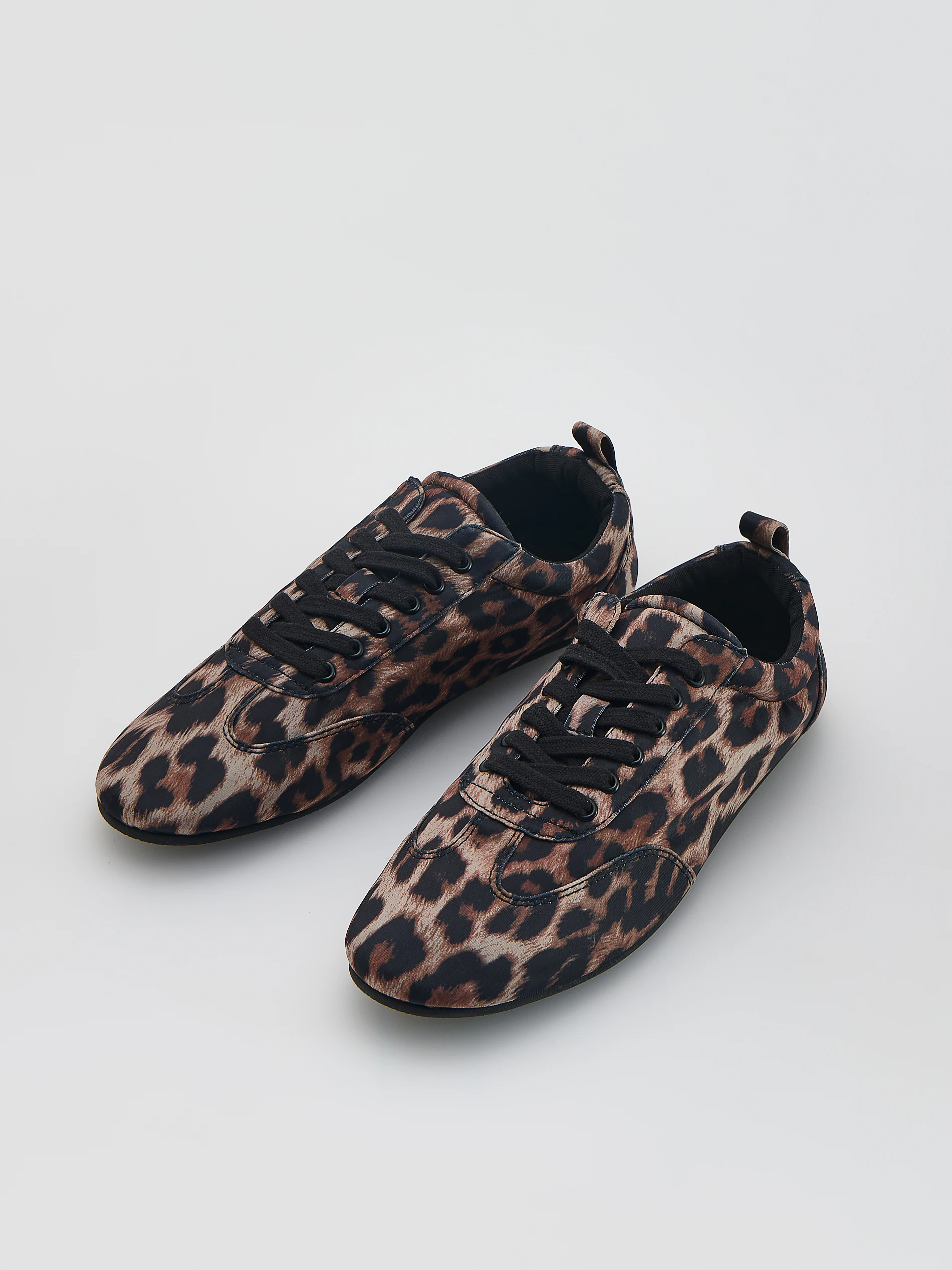 Sneakersy w zwierzęcy wzór