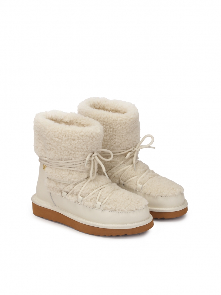 Snow boots insulated with sheep's wool