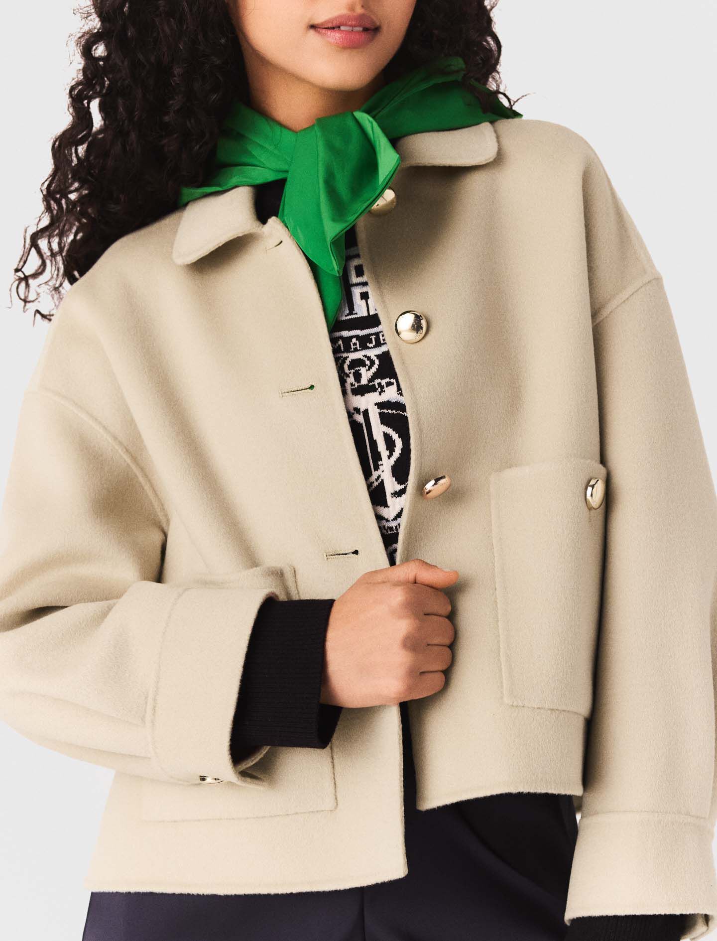 Veste courte en laine et dos plissé