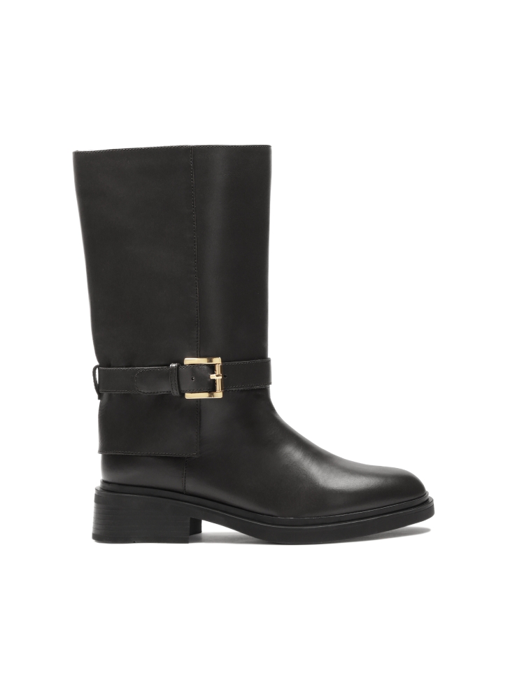 Flat leather boots decorated with a strap