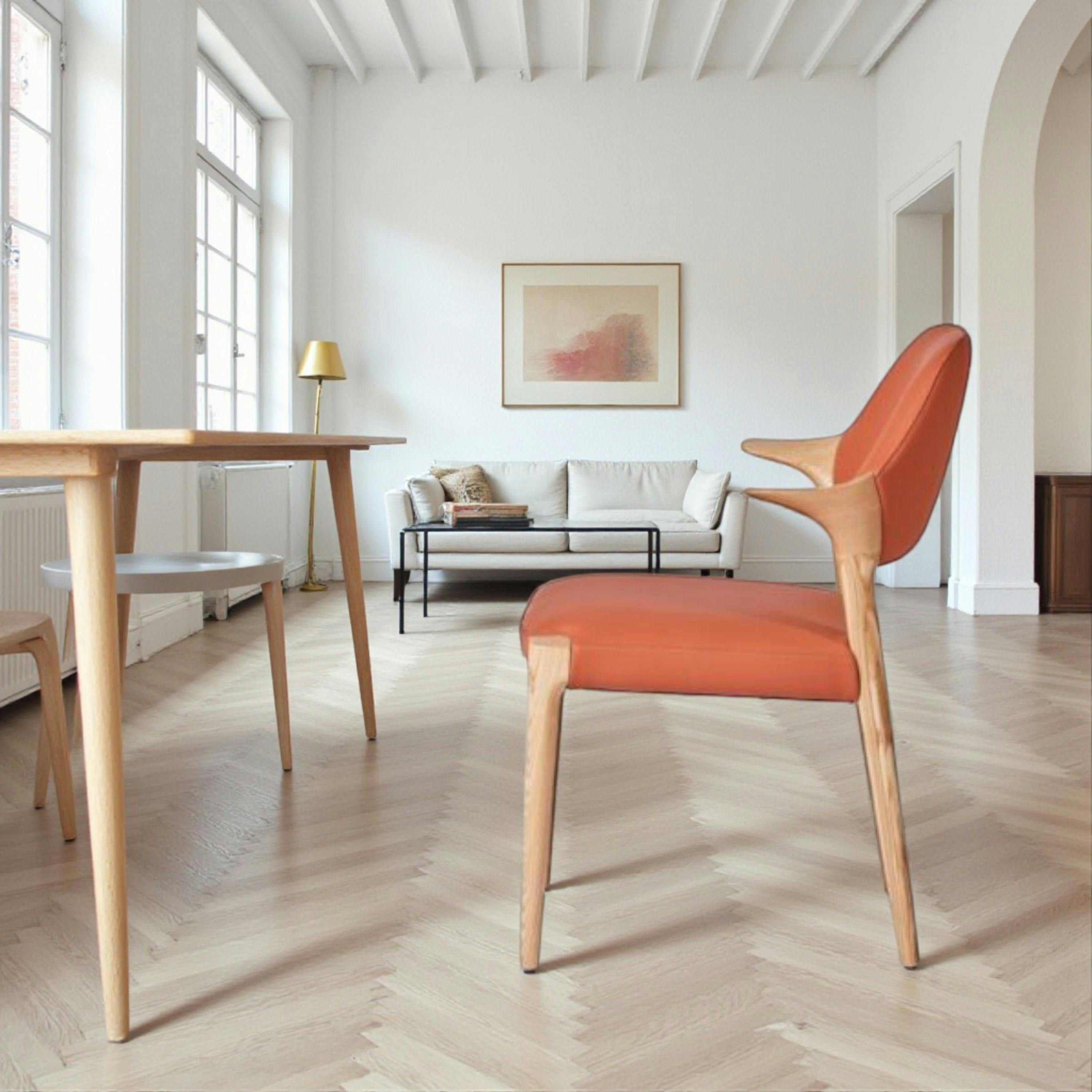 Chaise en cuir rouille design, accoudoirs bois clair ALDER