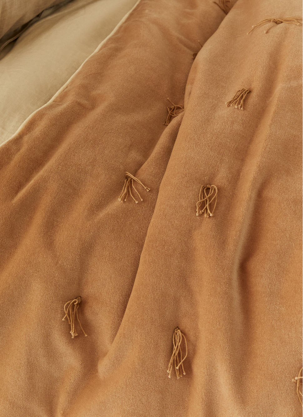 ÉDREDON EN VELOURS GANSÉ D'UN BIAIS CONTRASTÉ CAFÉ GLACÉ