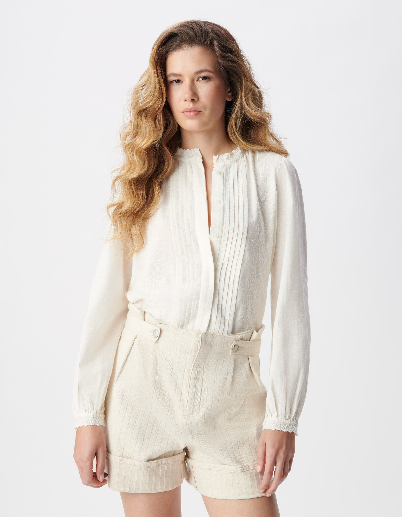 Blouse blanche broderies et plis plats Femme