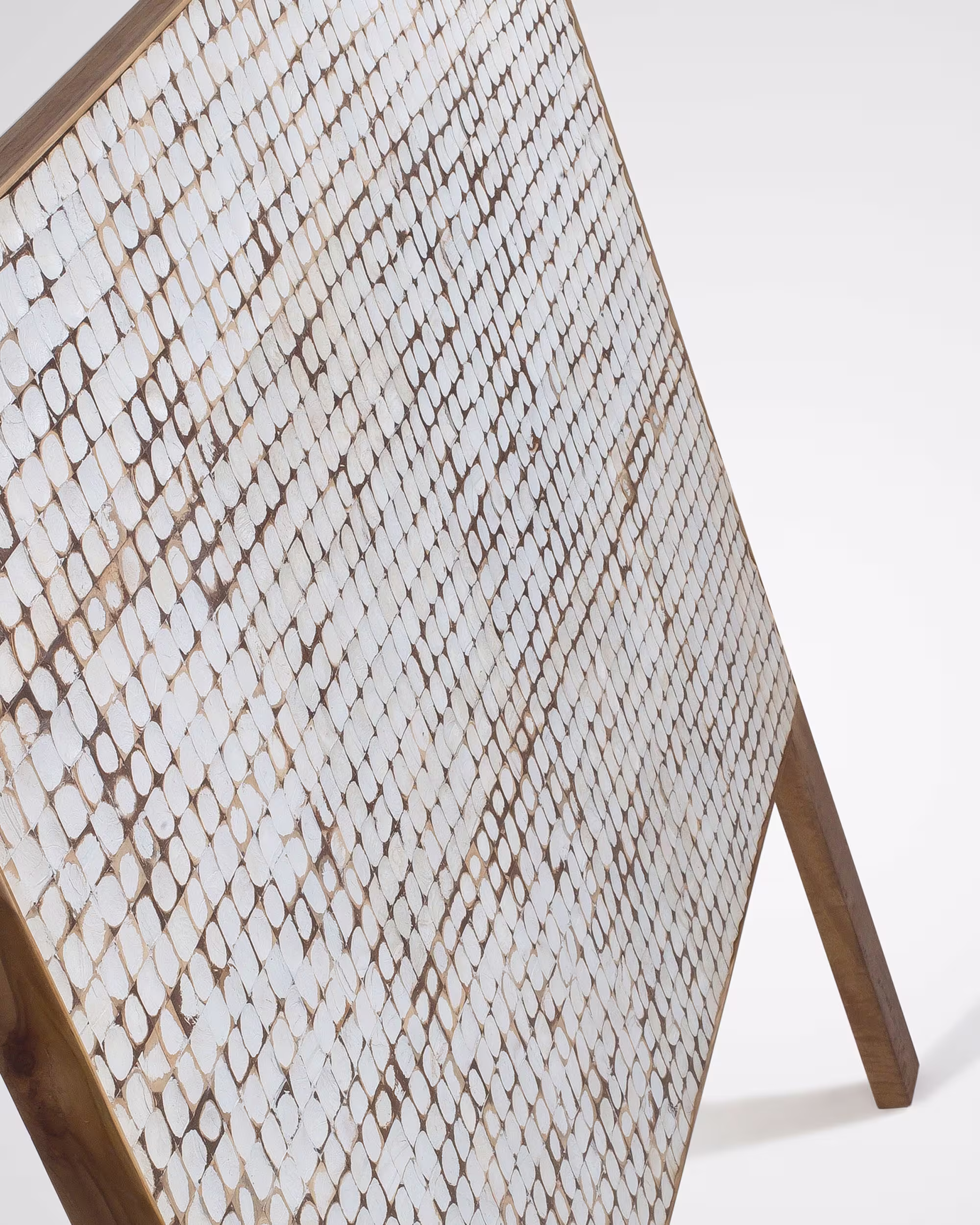 Cabecero Kron con patas de madera maciza de mango y cáscaras de coco para cama de 160 cm