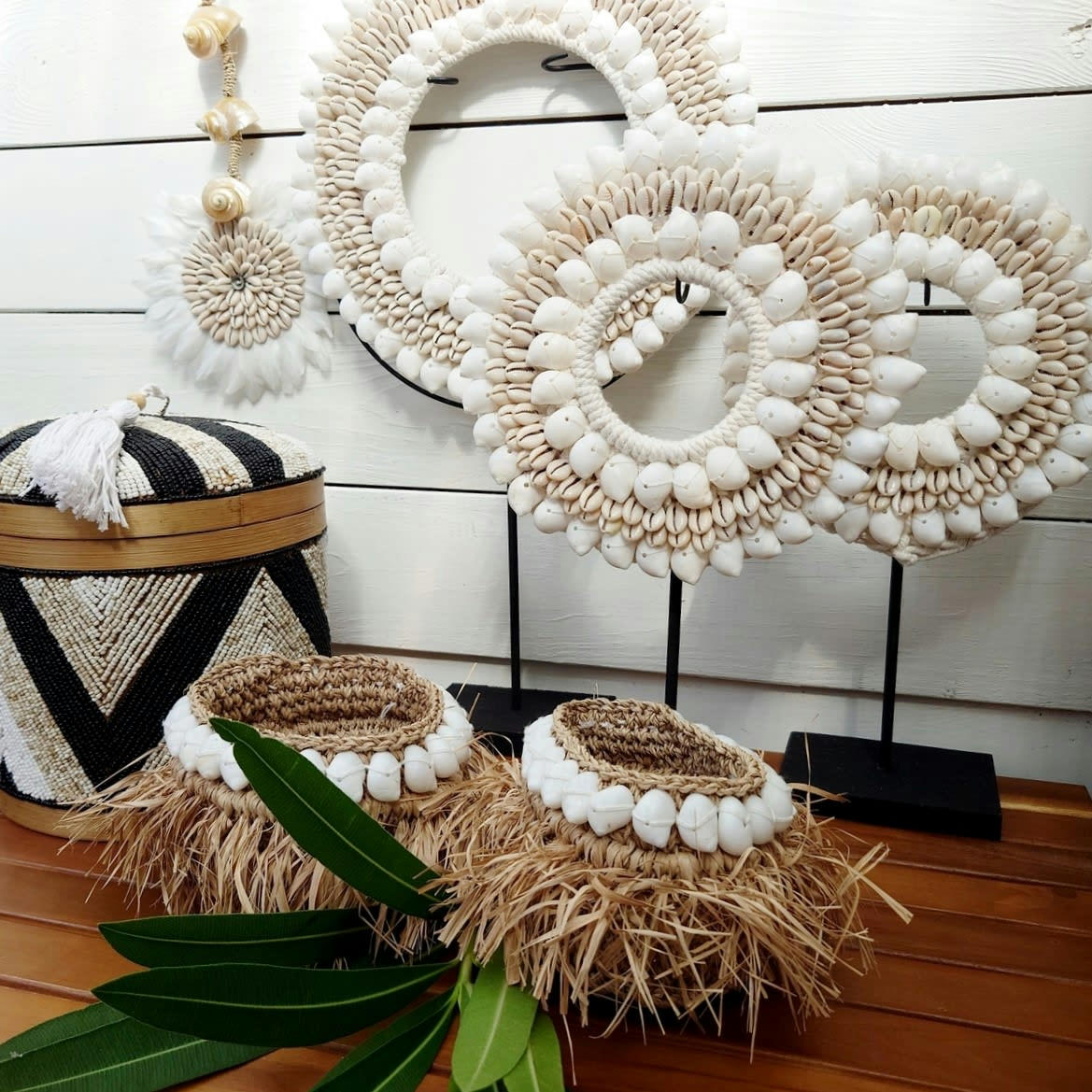 AZORA - Collier décoratif blanc/beige D30xH55 cm