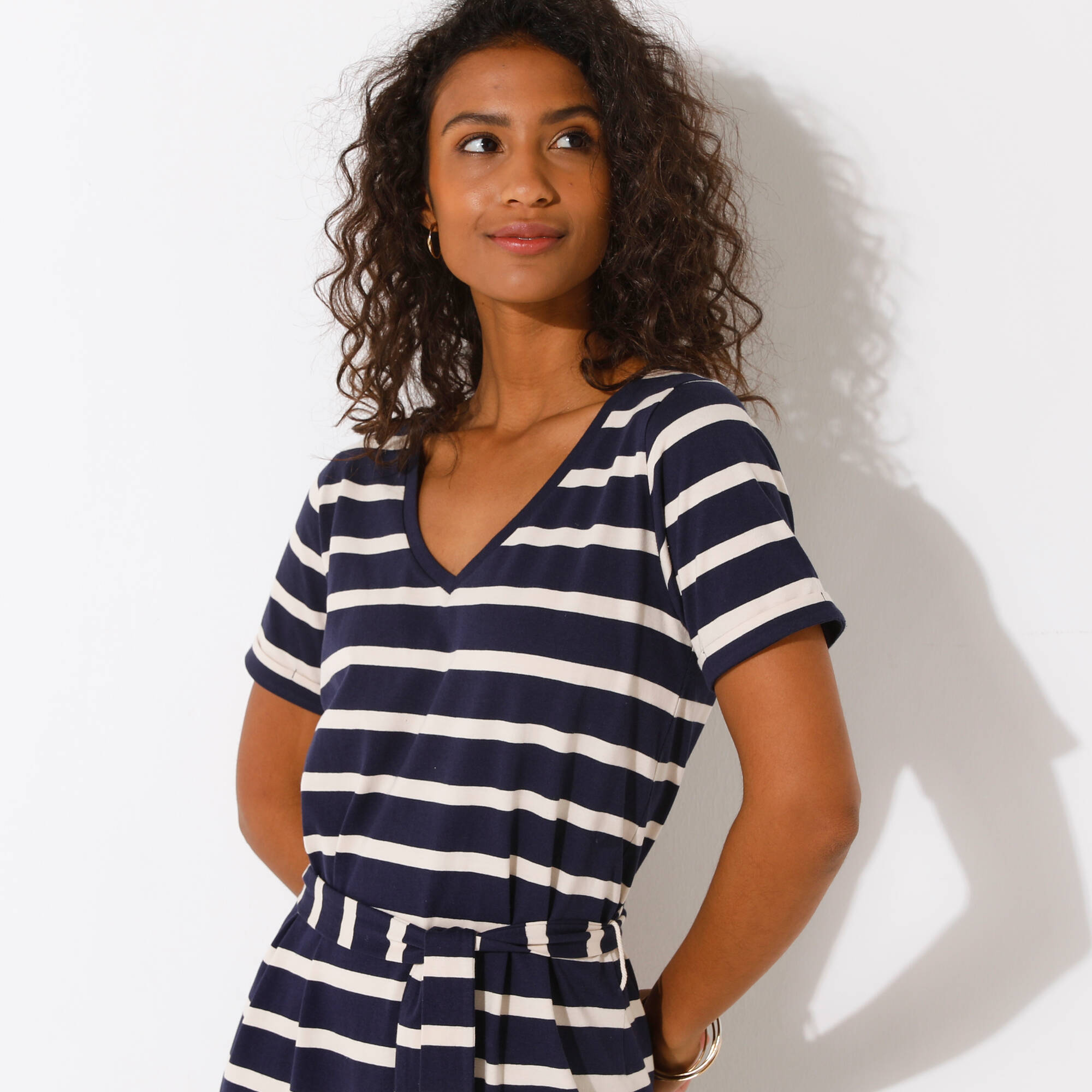 Robe mi-longue ceinturée col V, maille rayée