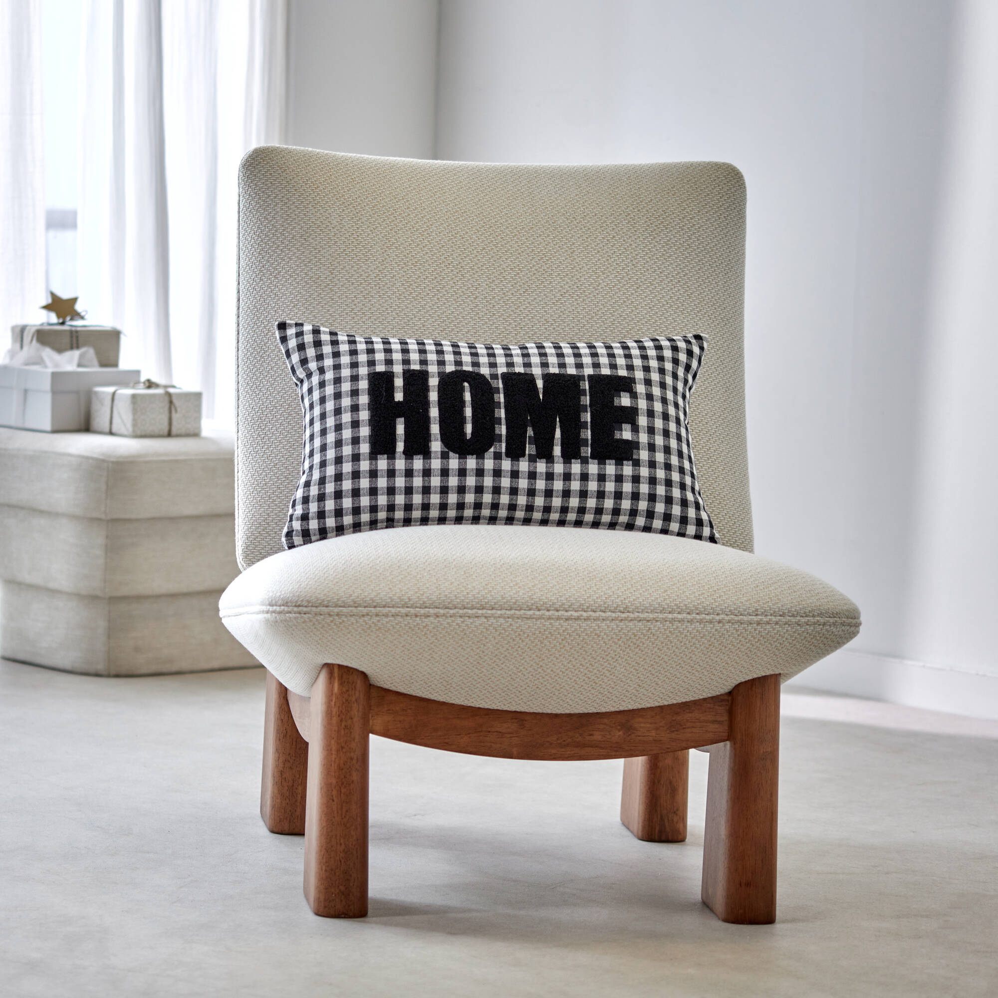 Coussin en coton, message HOME et carreaux tissé-teint