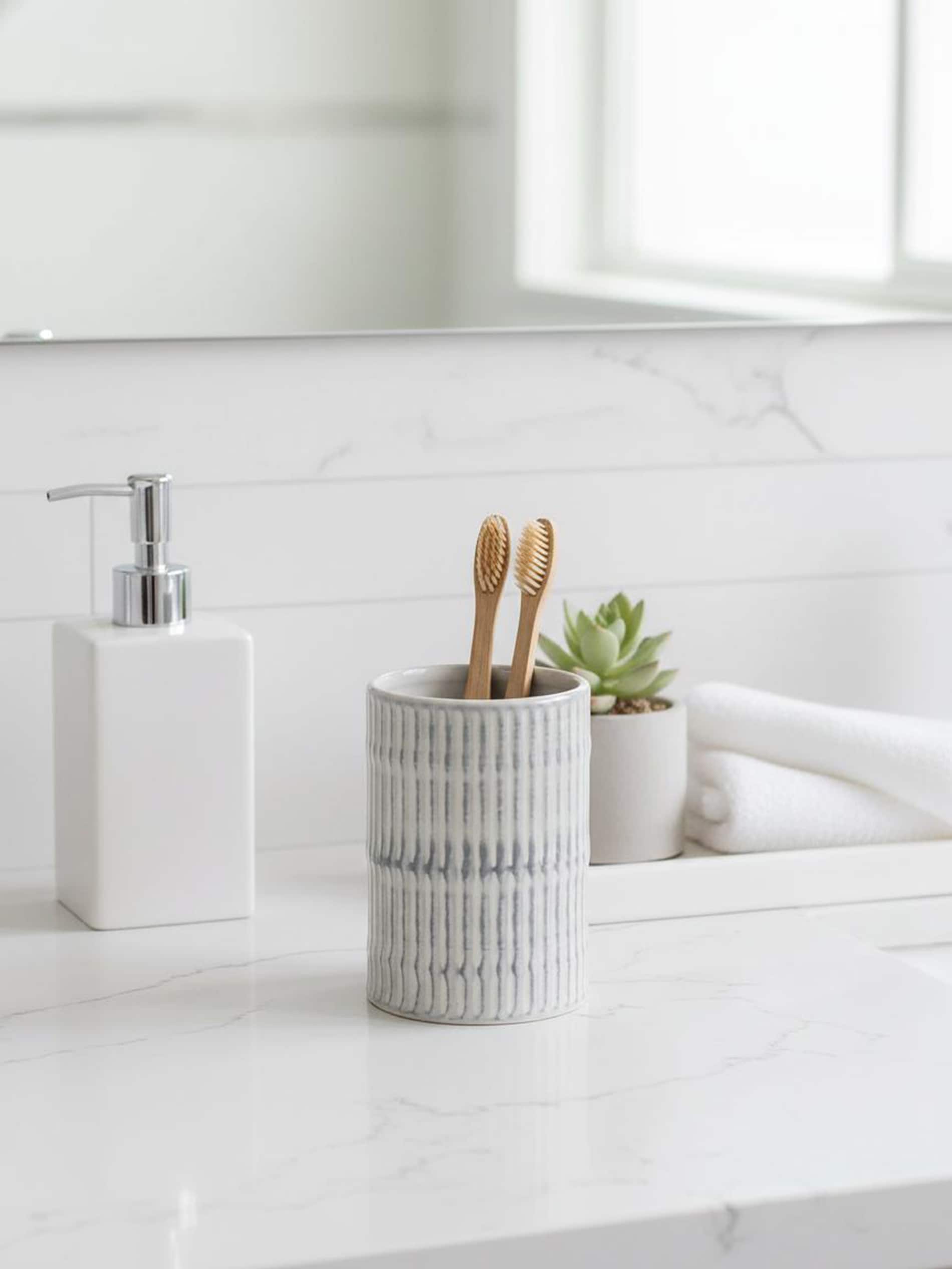 Ceramiczny pojemnik na szczoteczki z pionowym żłobieniem
