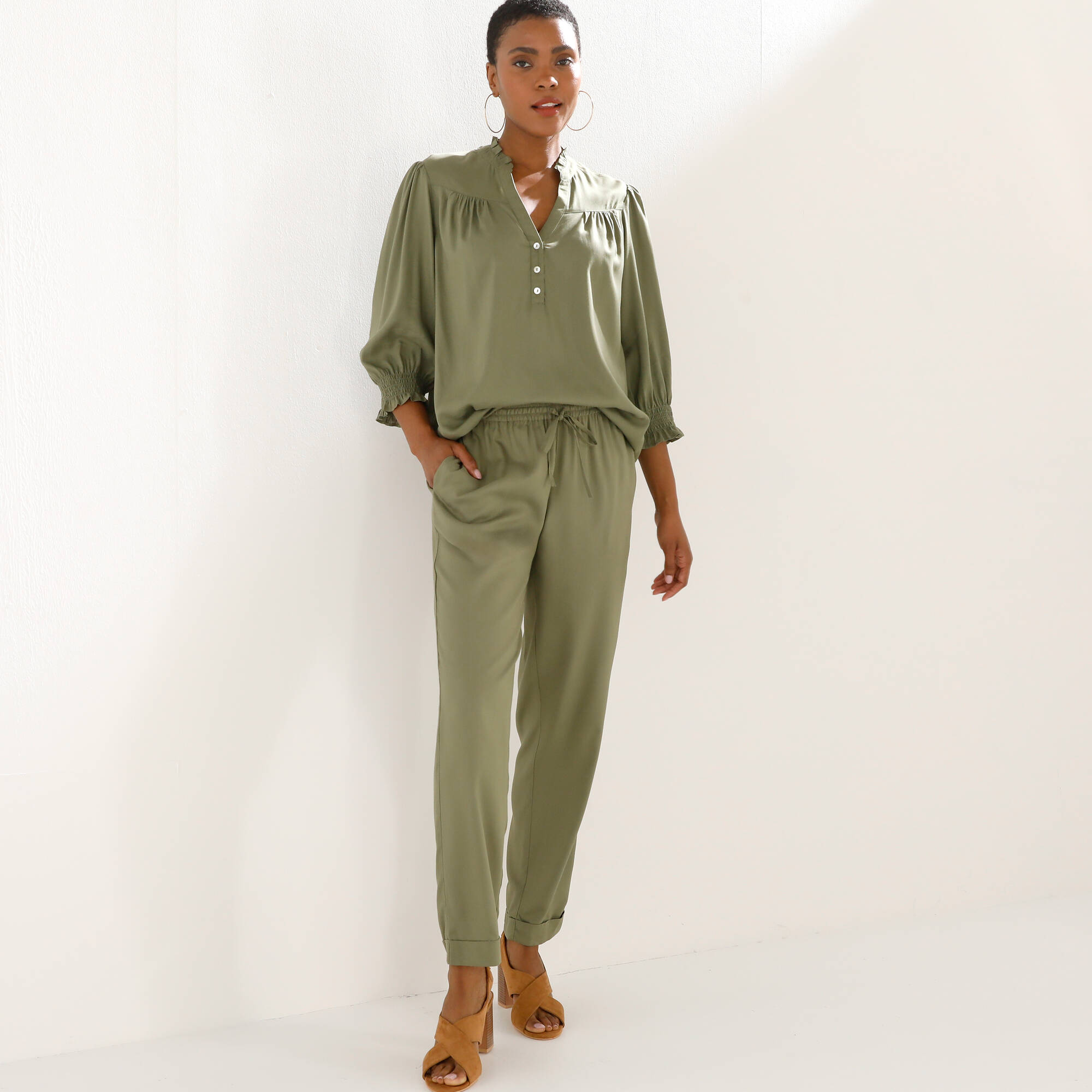 Blouse unie col tunisien, manches coudes smockées