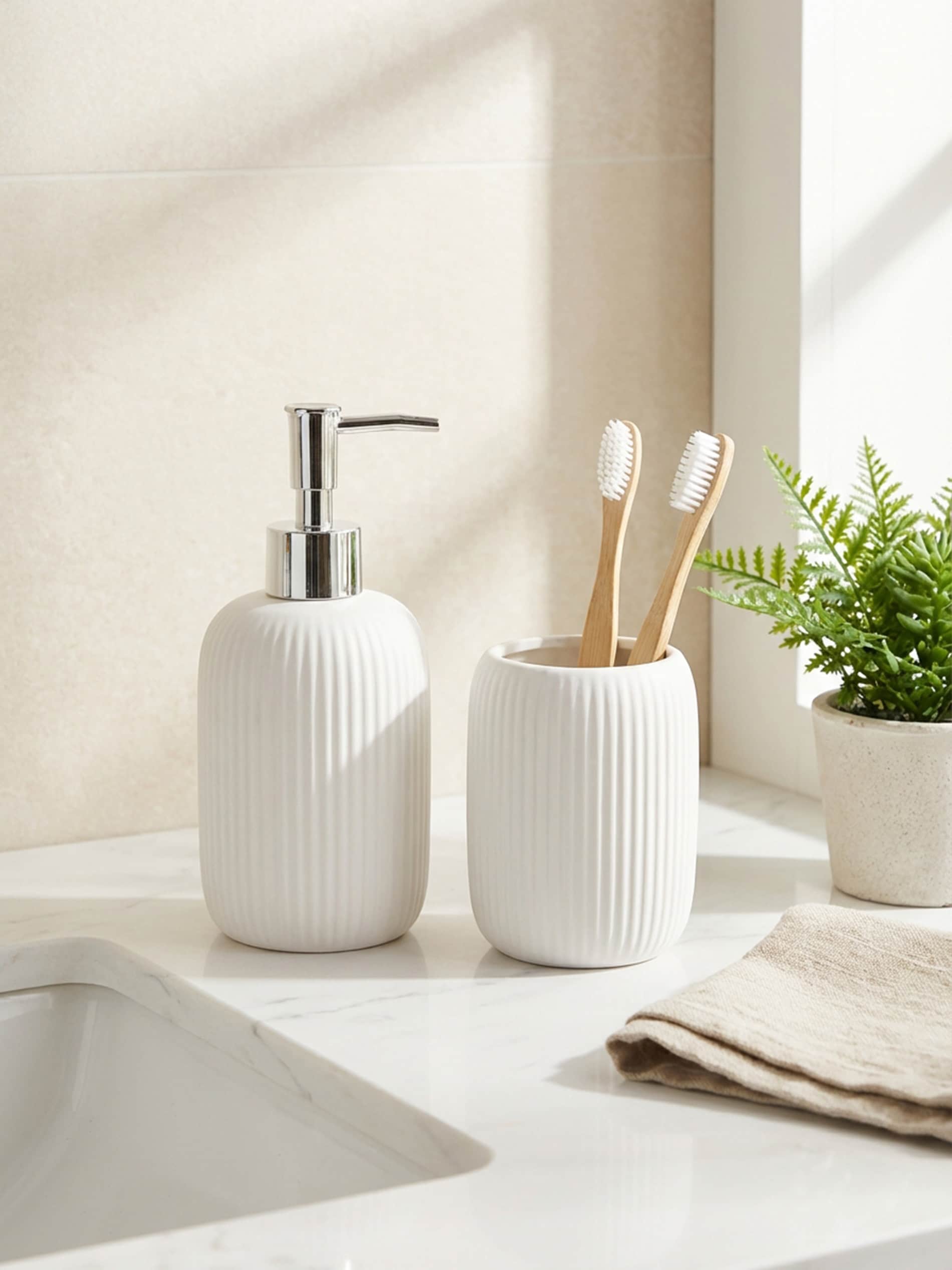 Ceramiczny zestaw łazienkowy z ryflowaniem – dozownik i kubek