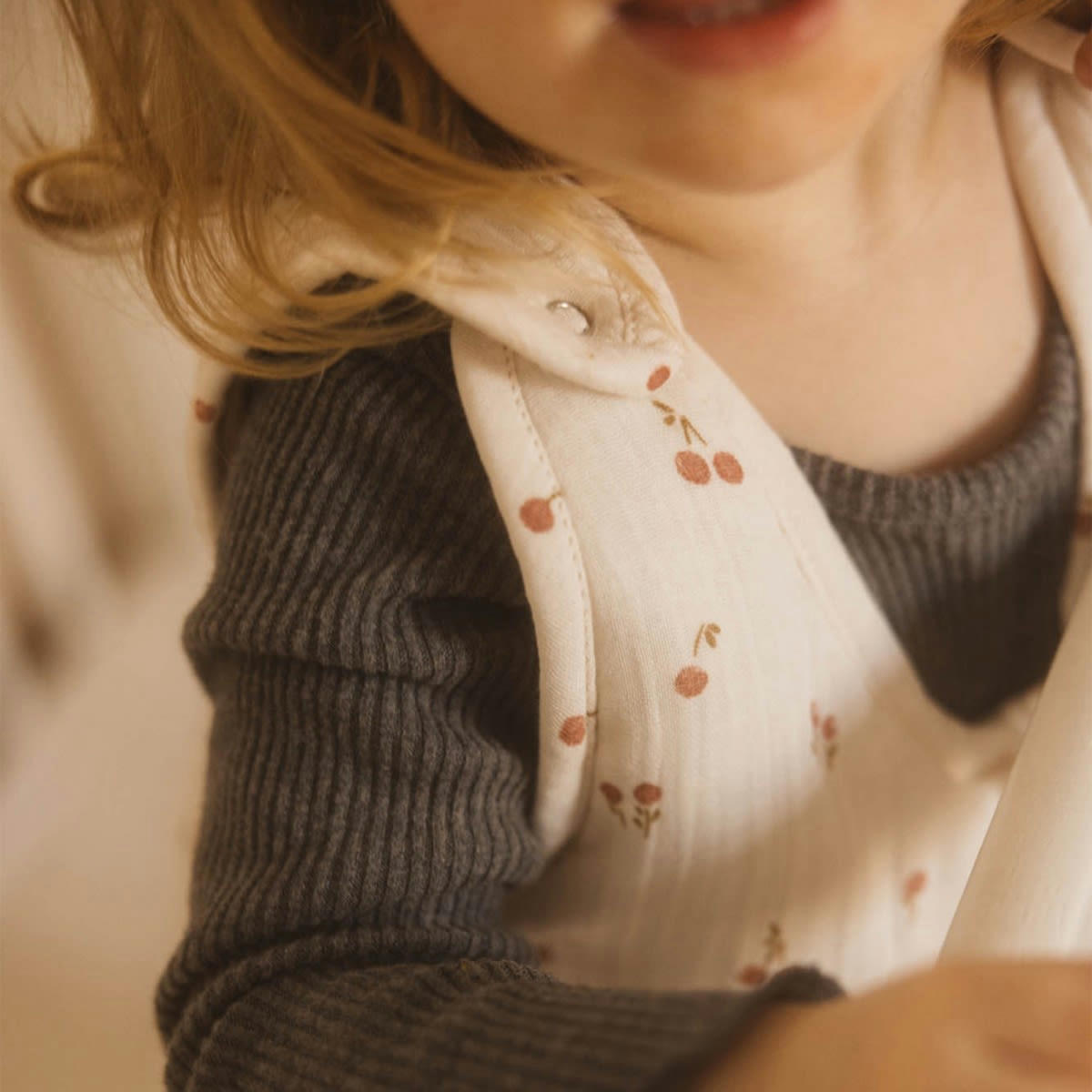 GREEN & KIDS - Gigoteuse en gaze de coton biologique à motifs rose 6-18 mois