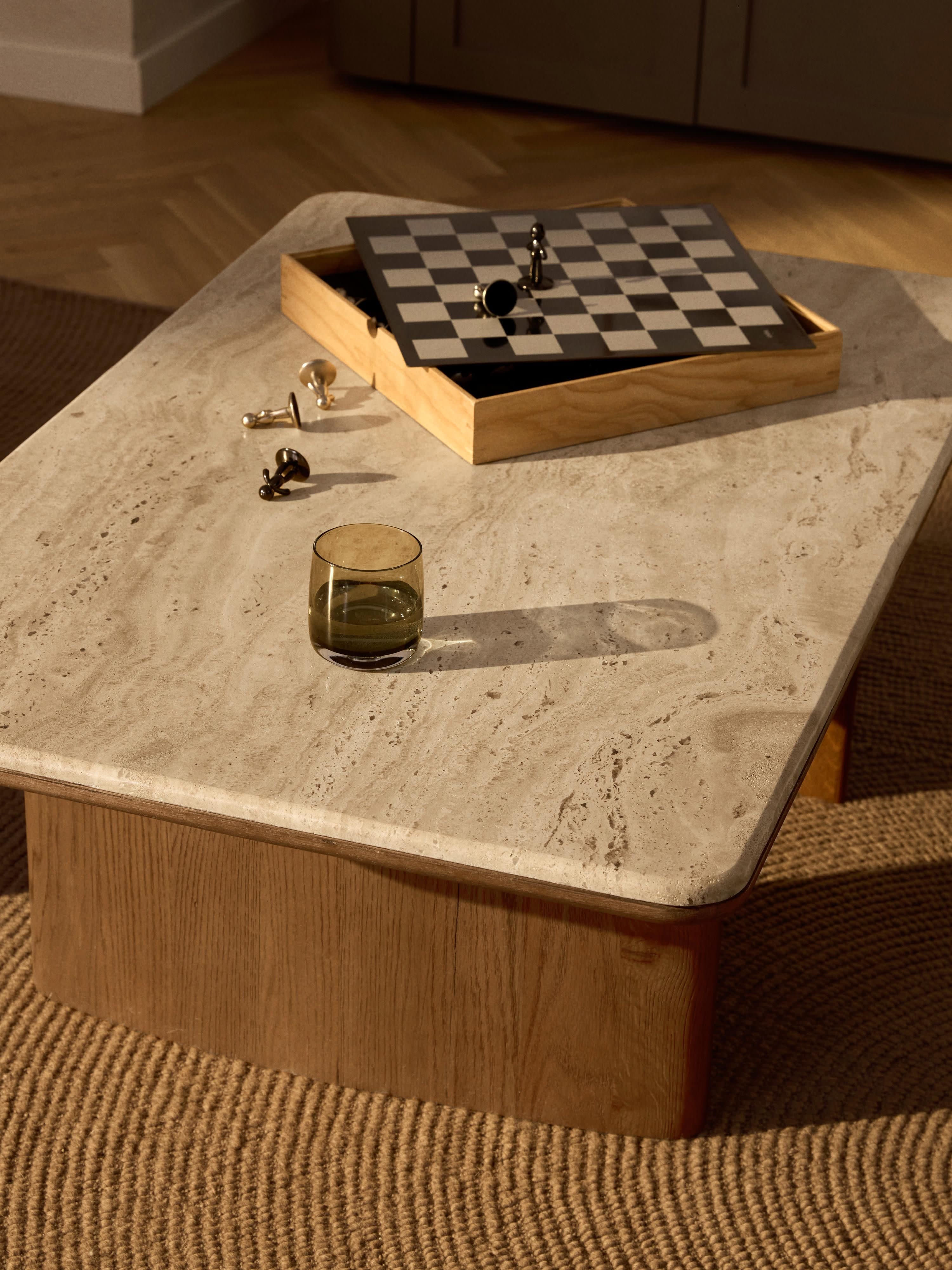 Couchtisch Chandler aus Eichenholz mit Travertinplatte