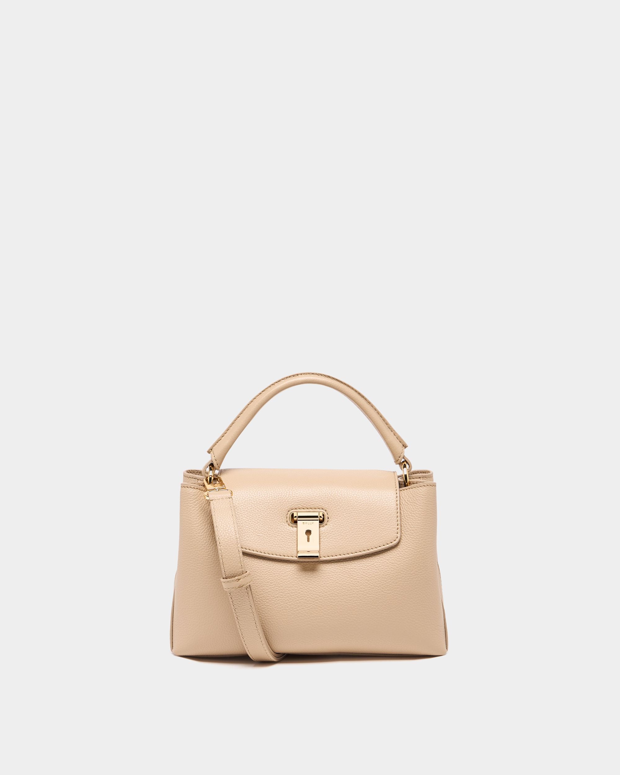 Kleine Lock Me Henkeltasche aus genarbtem Leder in Hellbeige