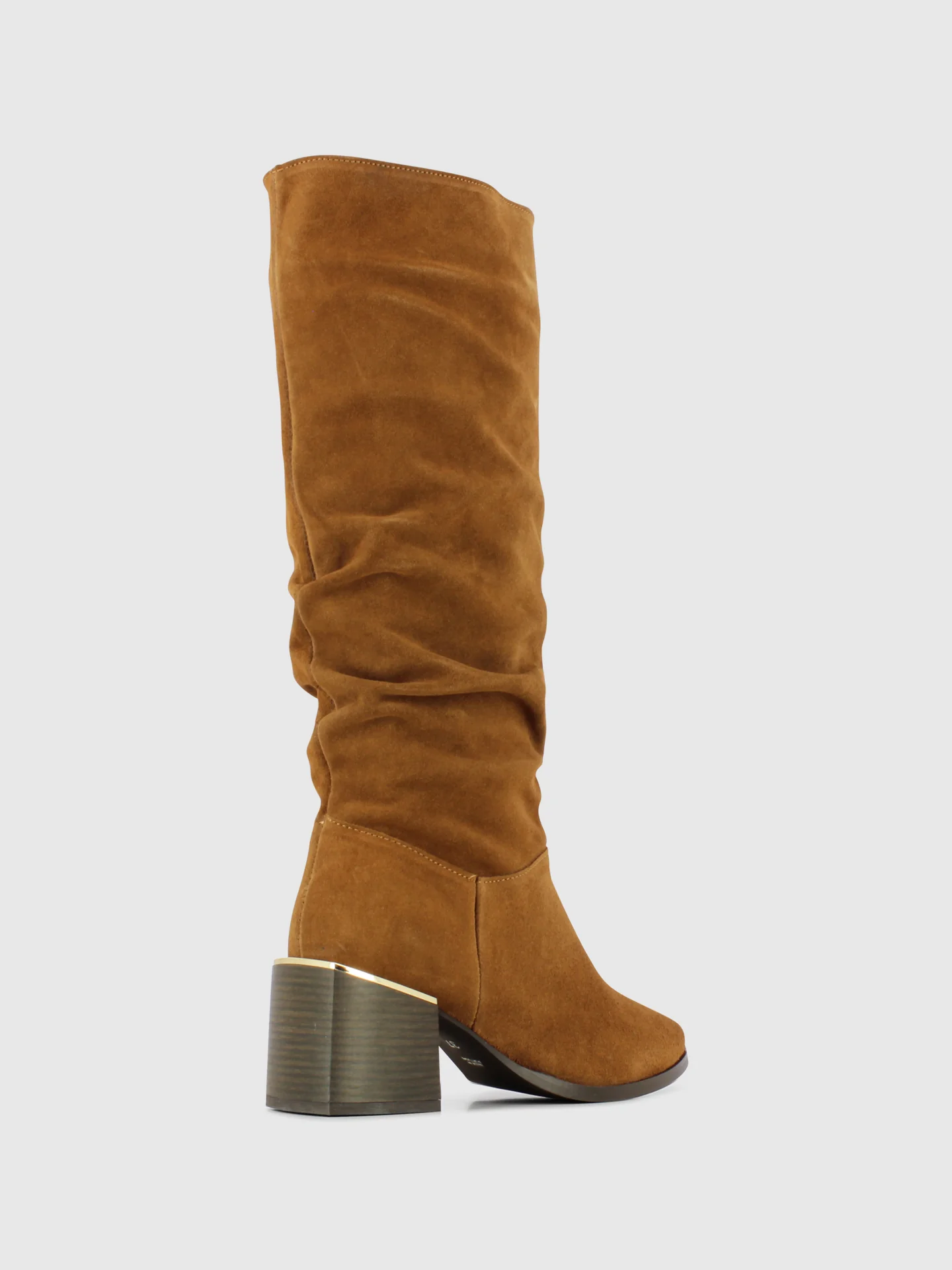 Botas com Ponta Redonda em Camurça Camel