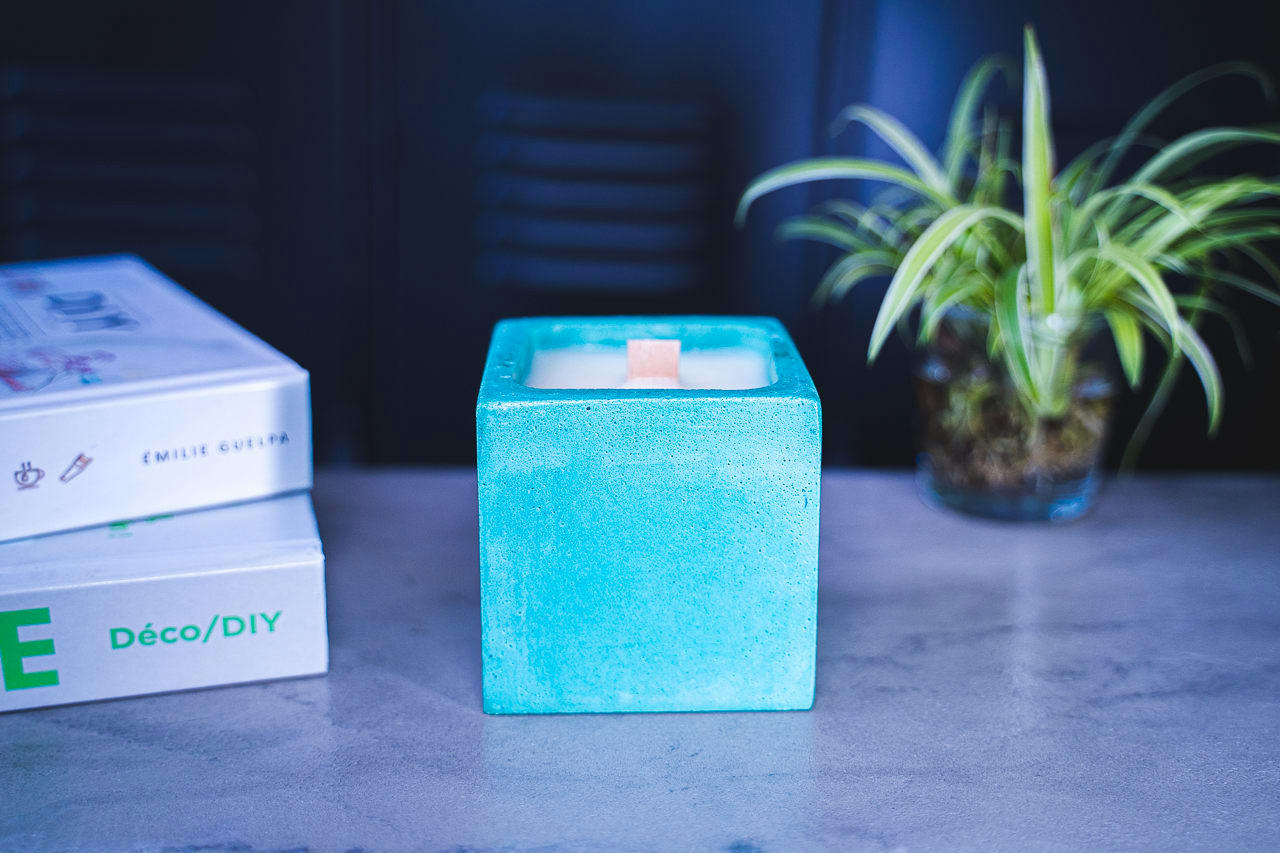 ORANGER - Bougie en béton coloré turquoise fleur oranger