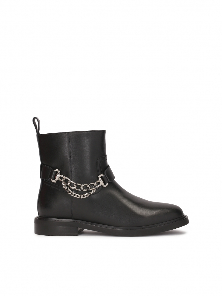 Flat zip-up boots decorated with chain
