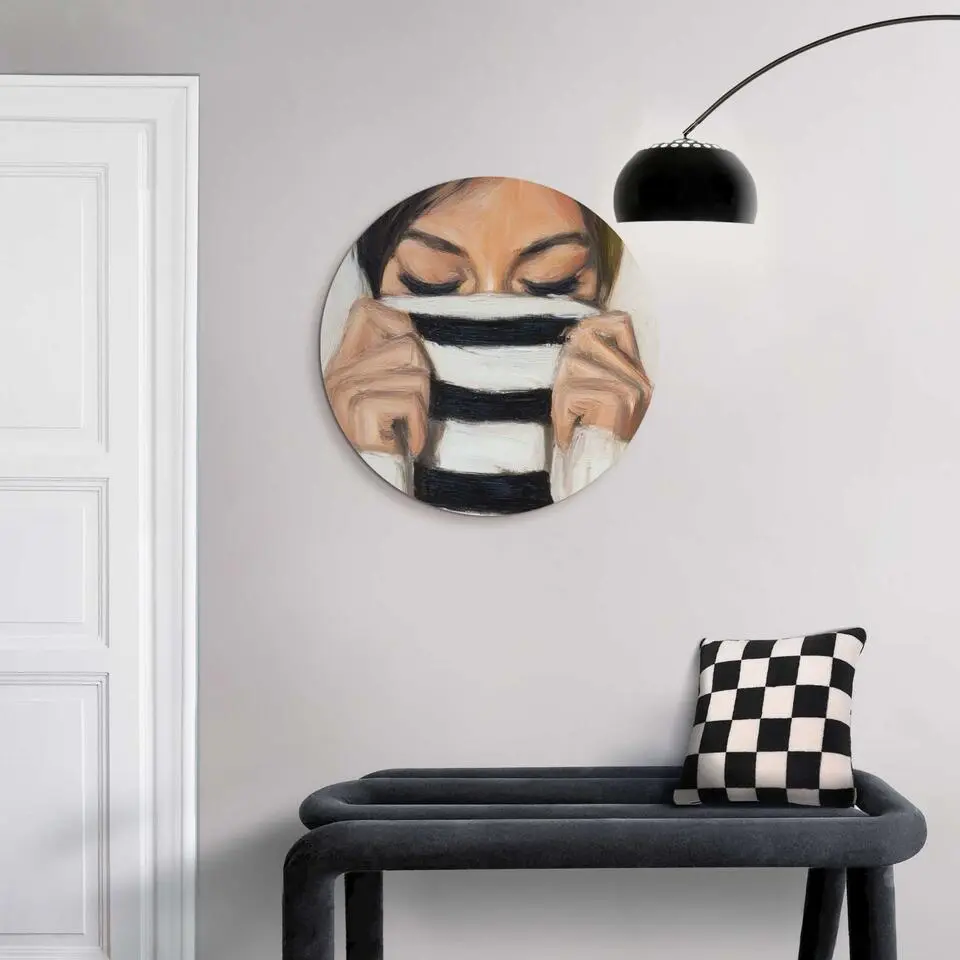 Glasschilderij Verstopt achter de trui - &Oslash; 50 - Zwart-Wit