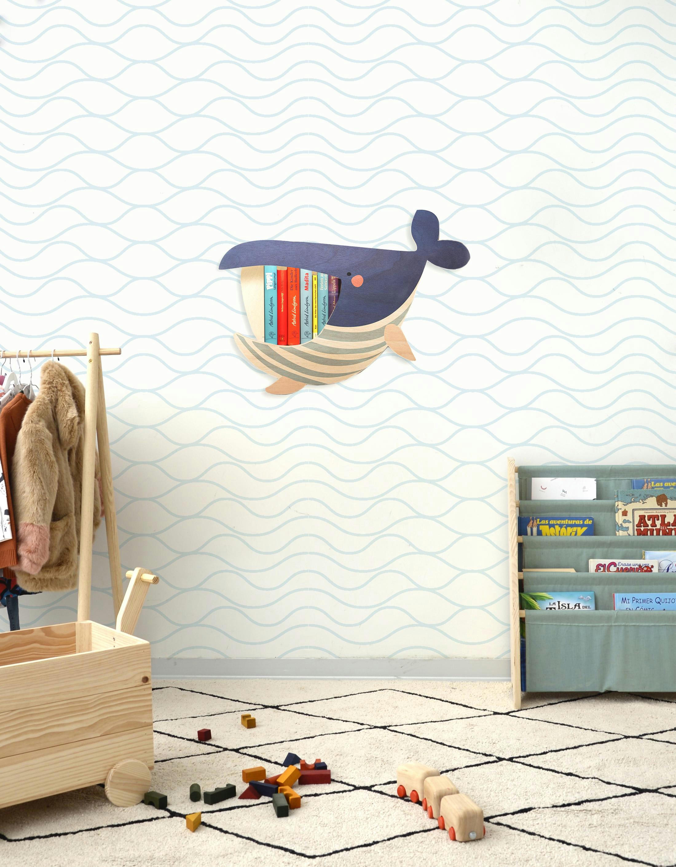 WHALE - Étagère en bois de bouleau bleu et blanc forme de baleine.