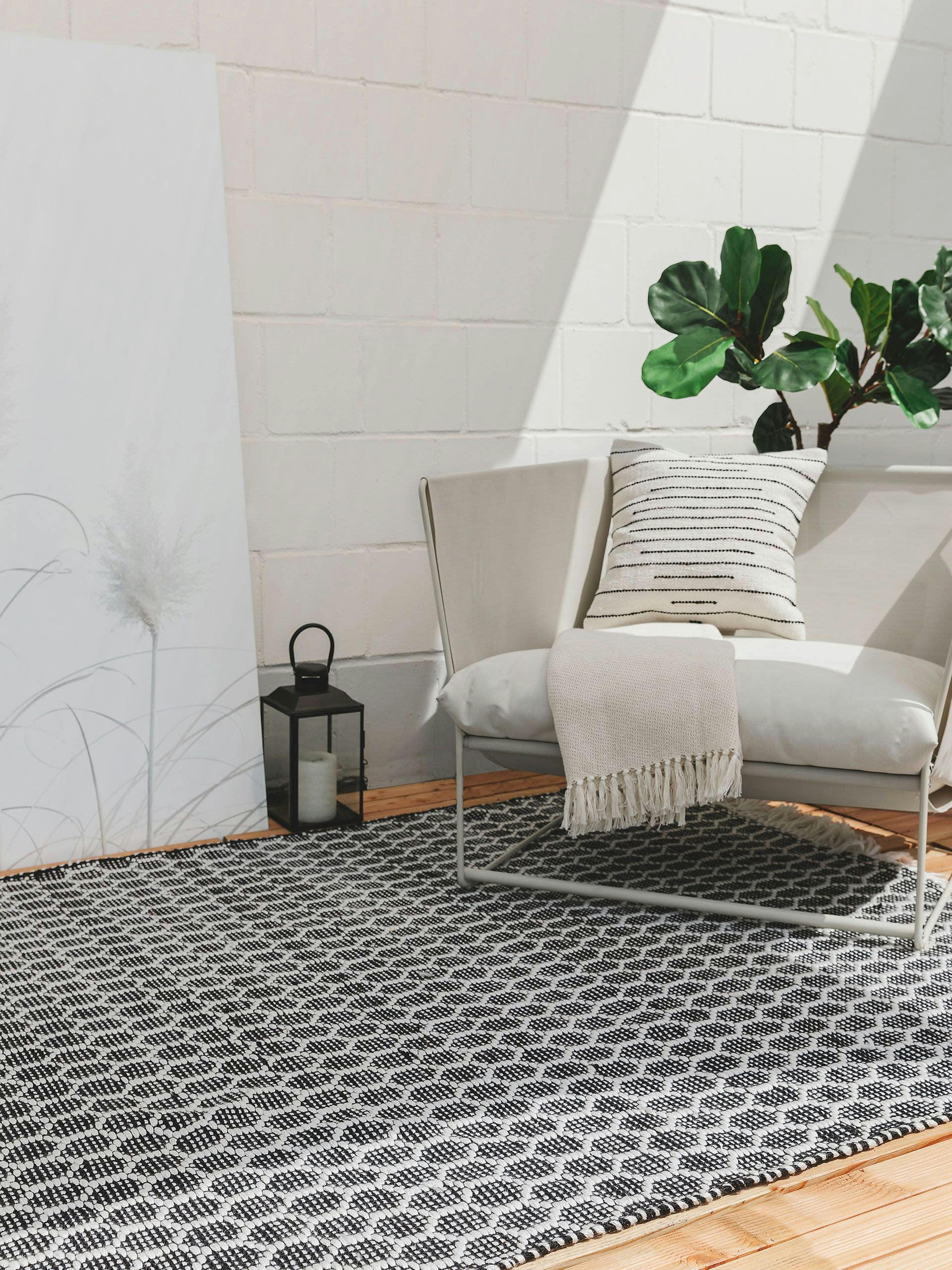 MIMPI - Tapis fabriqué à partir de matériaux recyclés blanc & noir 80x150