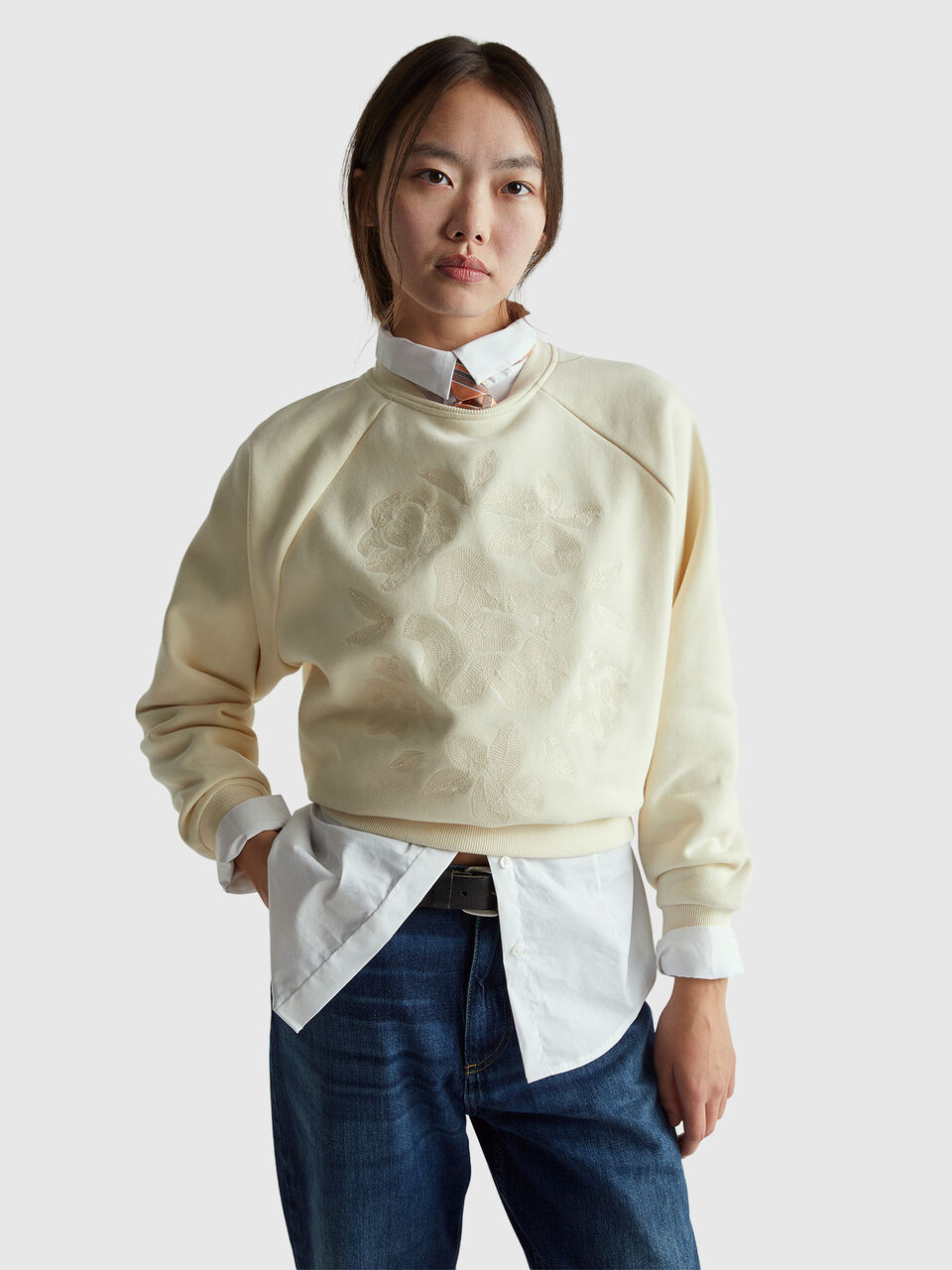 Warm regular fit sweatshirt floral embroidery