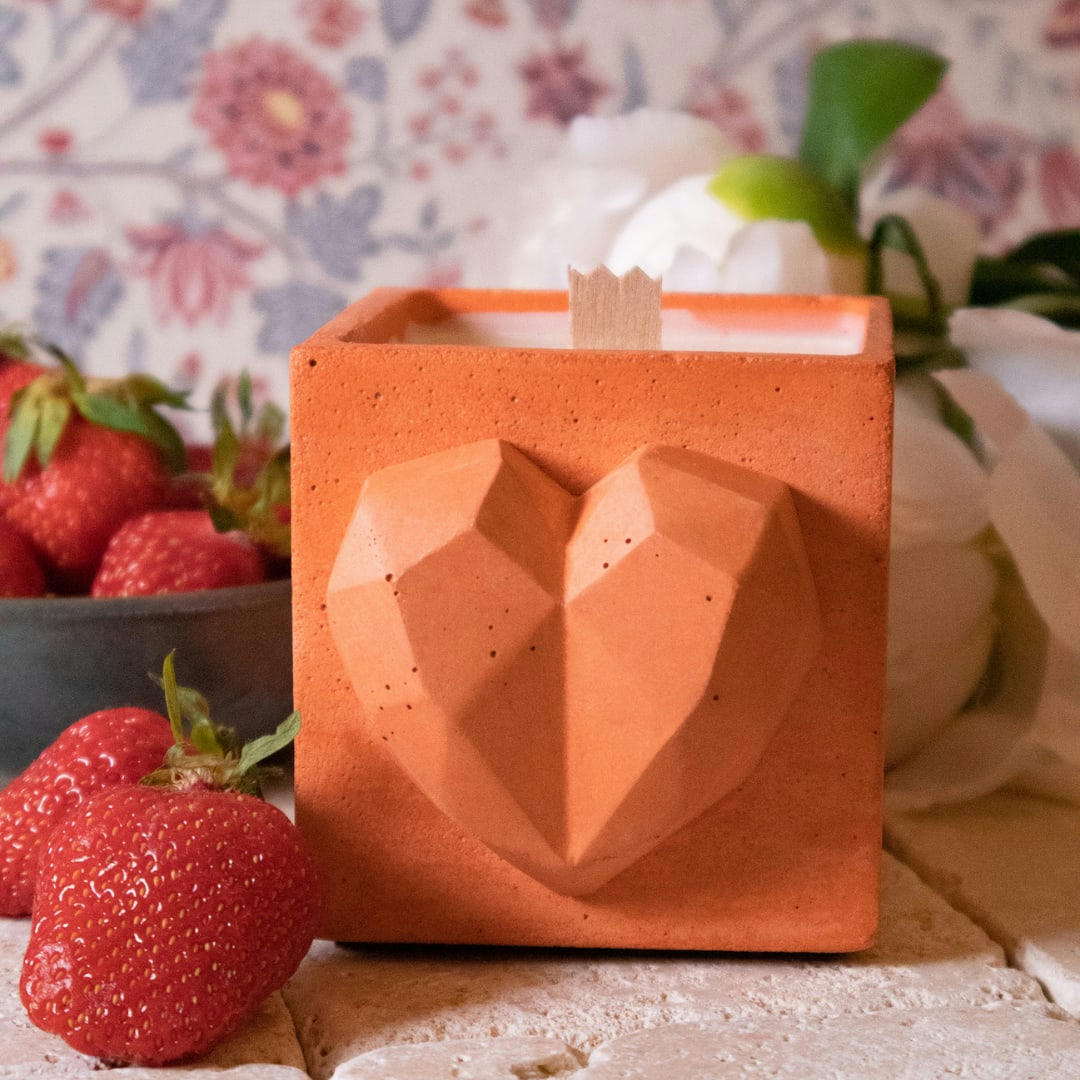 LOVE - Bougie en béton orange parfum fleur d'oranger