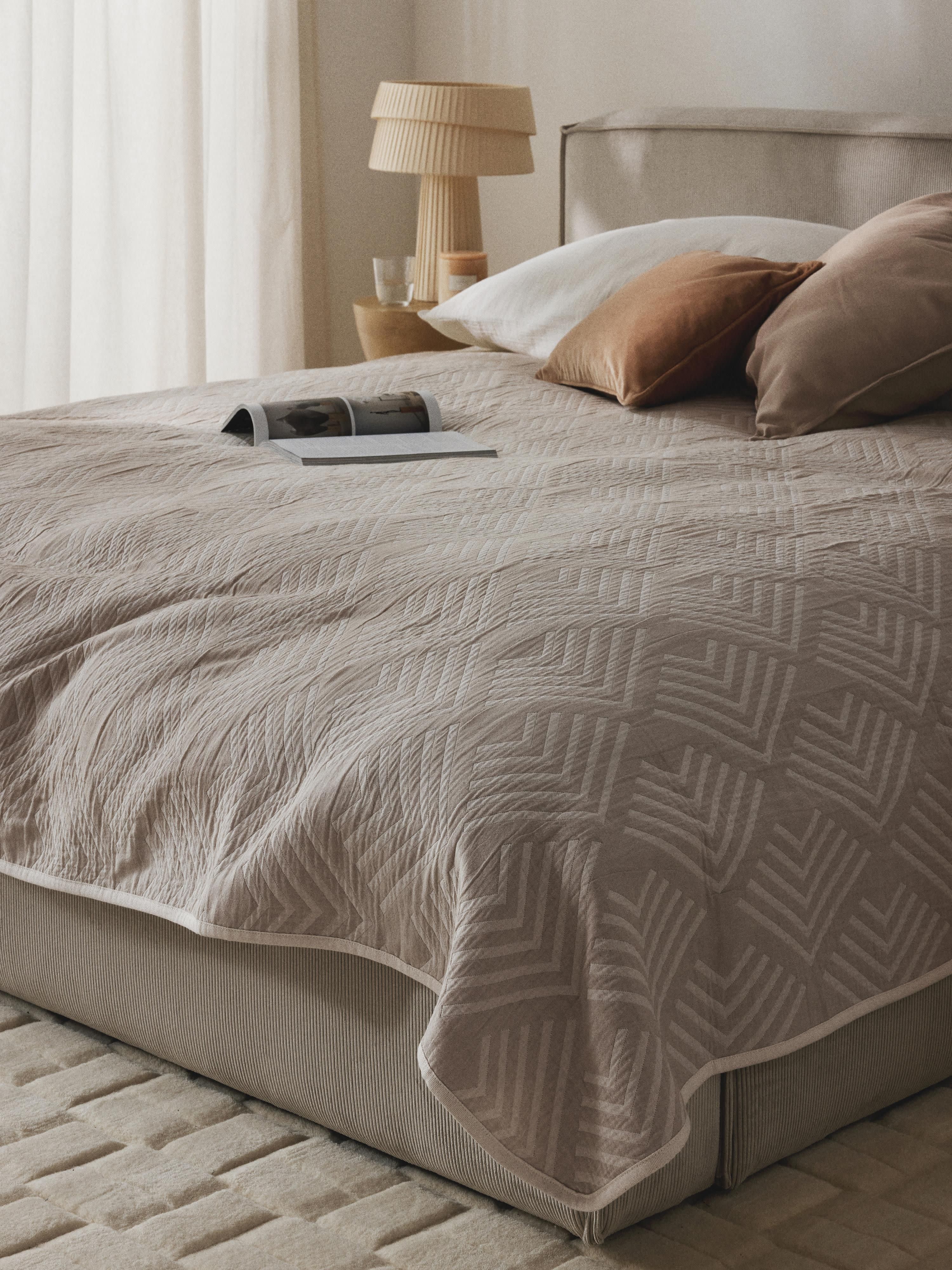 Jacquard-Tagesdecke Milano mit grafischem Muster