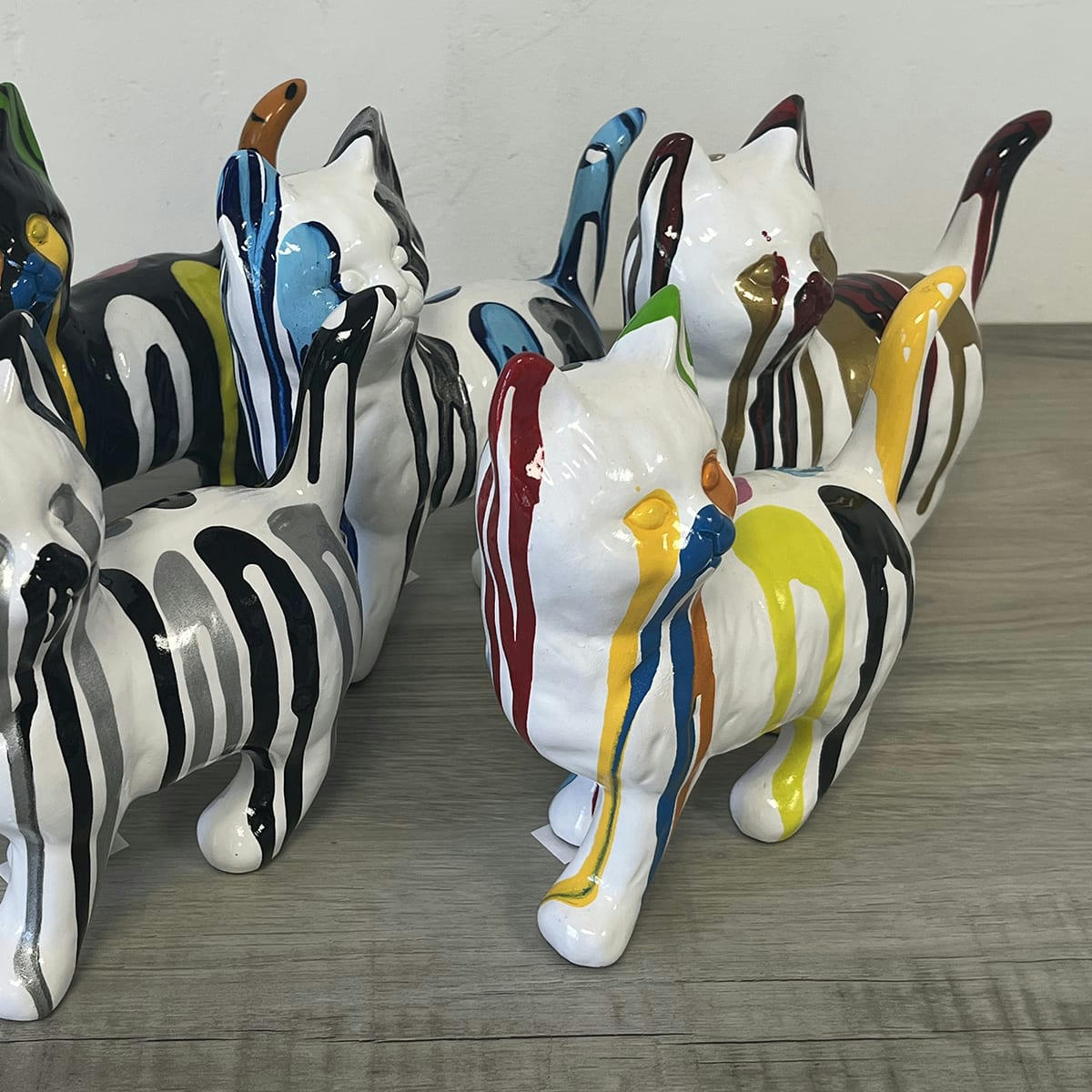 - Statue en  céramique chat blanc rouge noir et or