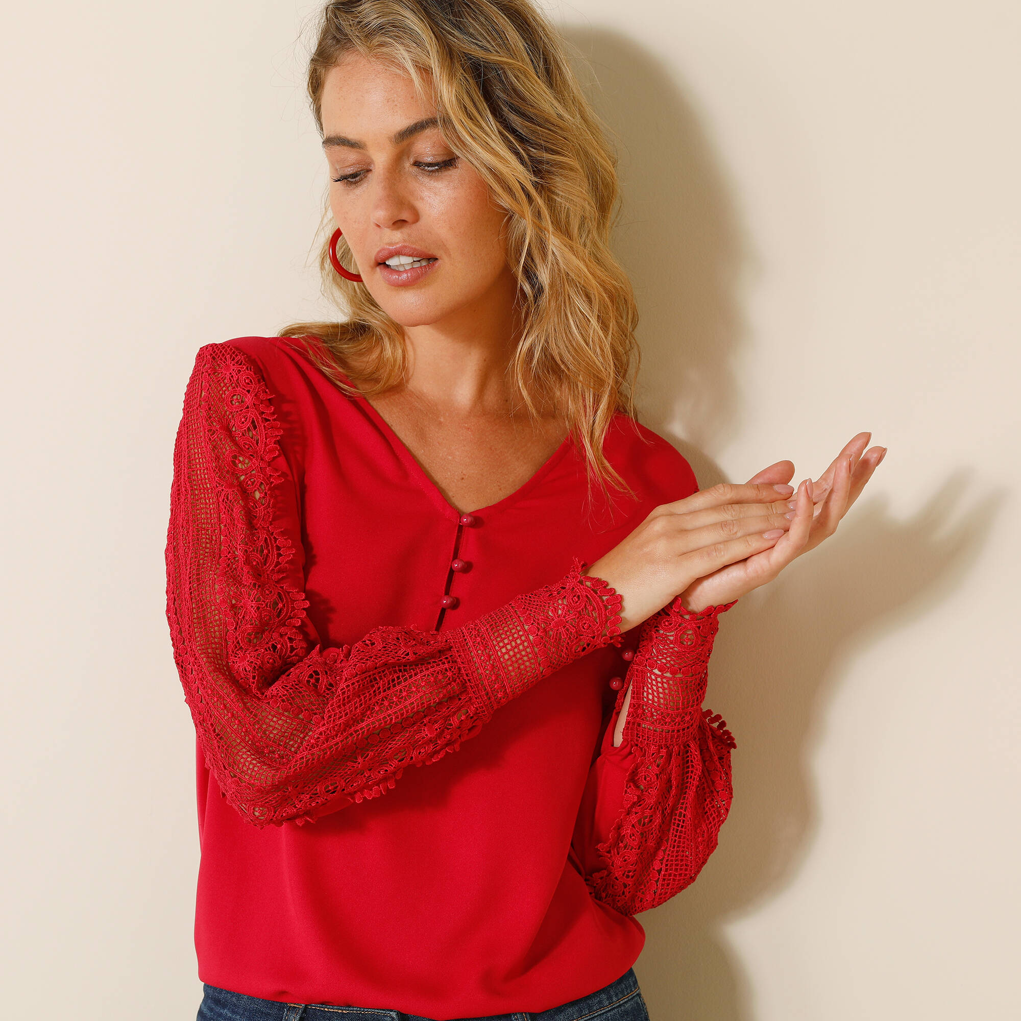 Blouse macramé col V manches longues, cr&ecirc;pe fluide