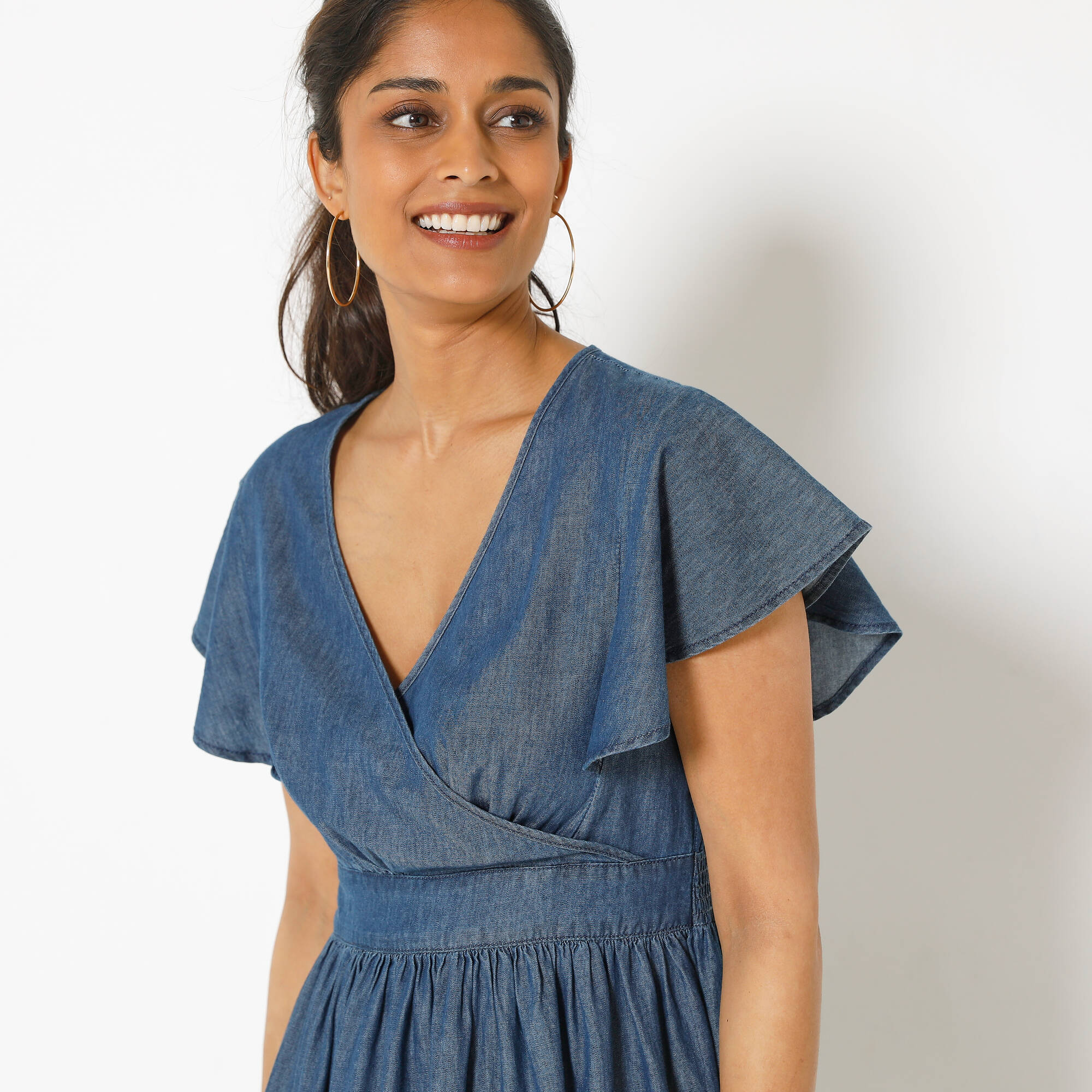Robe volantée cache-coeur, denim léger