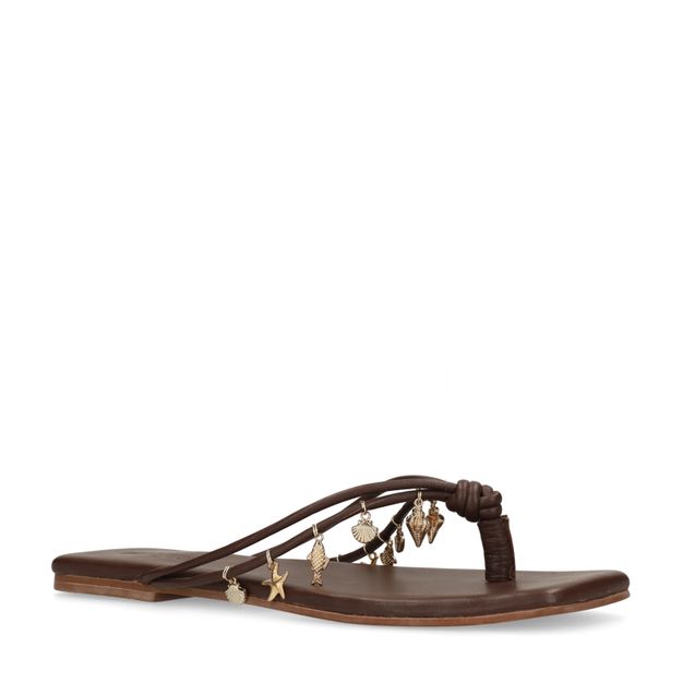 Bruine leren slippers met goudkleurige charms