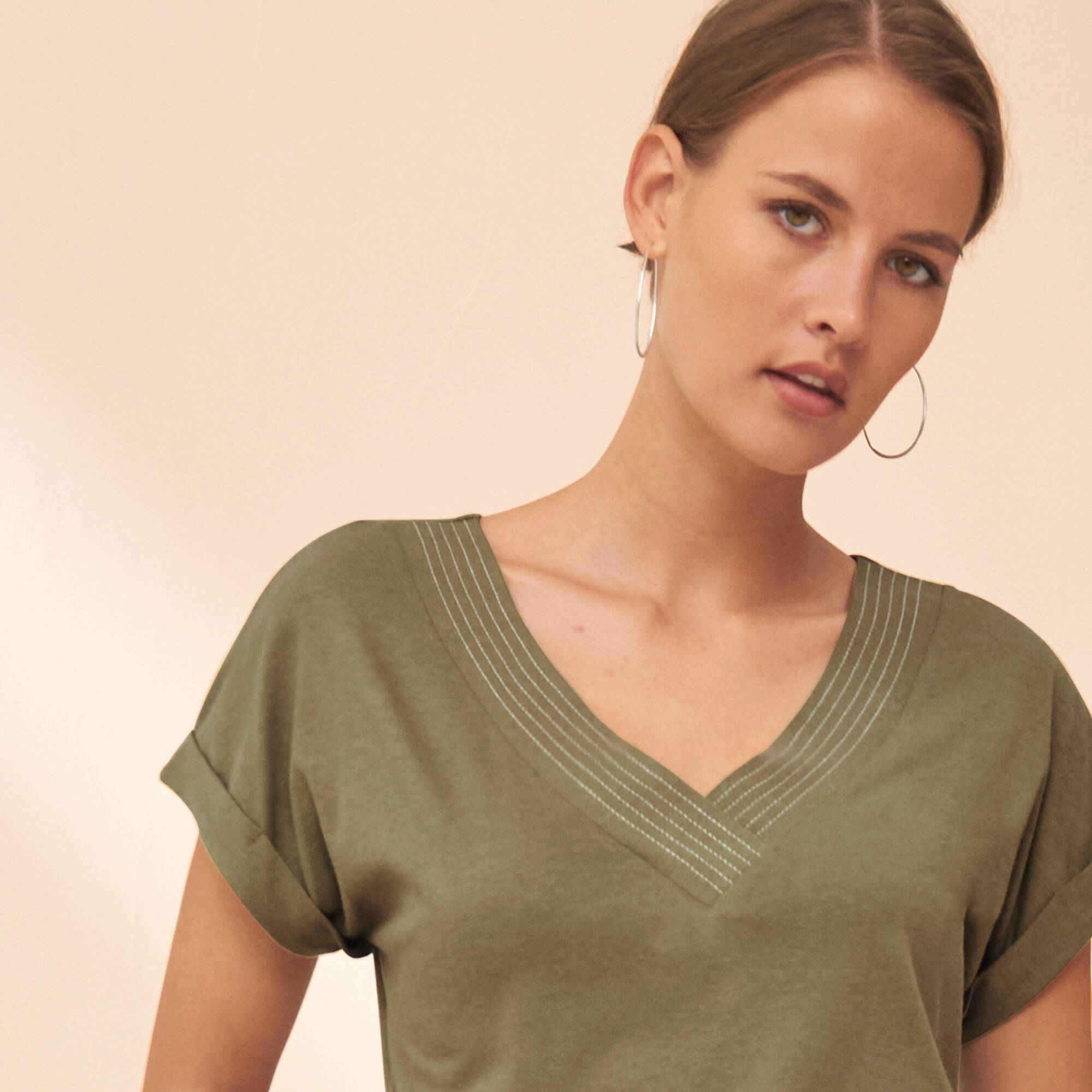 T-shirt col V, manches courtes