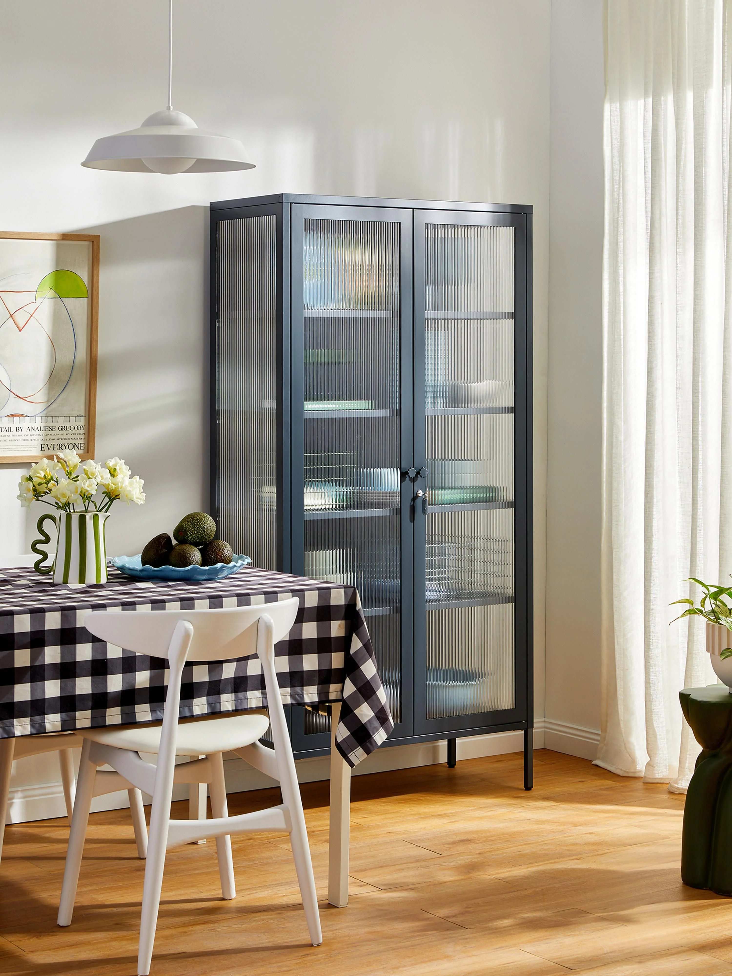 Metall-Vitrine The Collector mit geriffeltem Glas