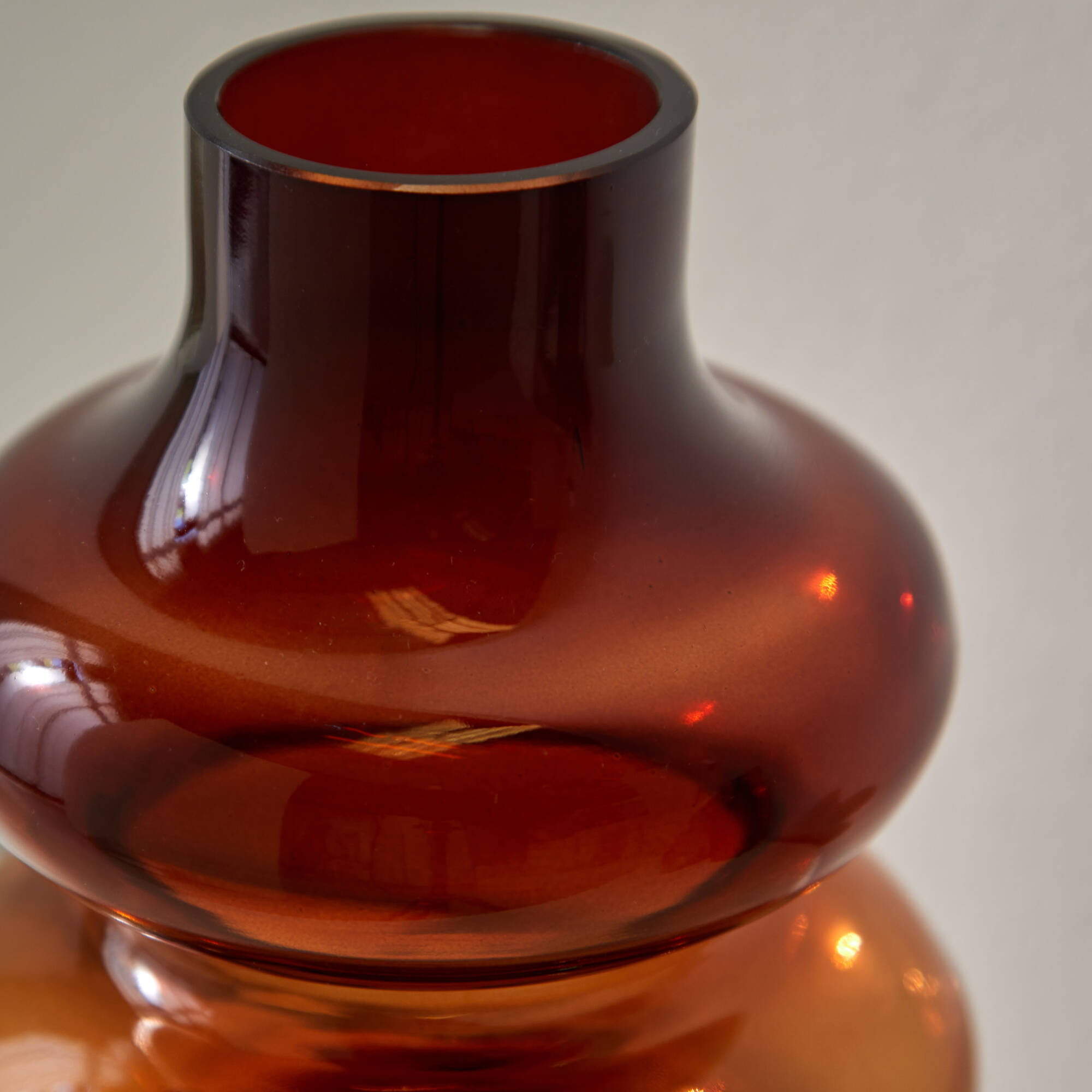 Vase ondulé en verre ambré