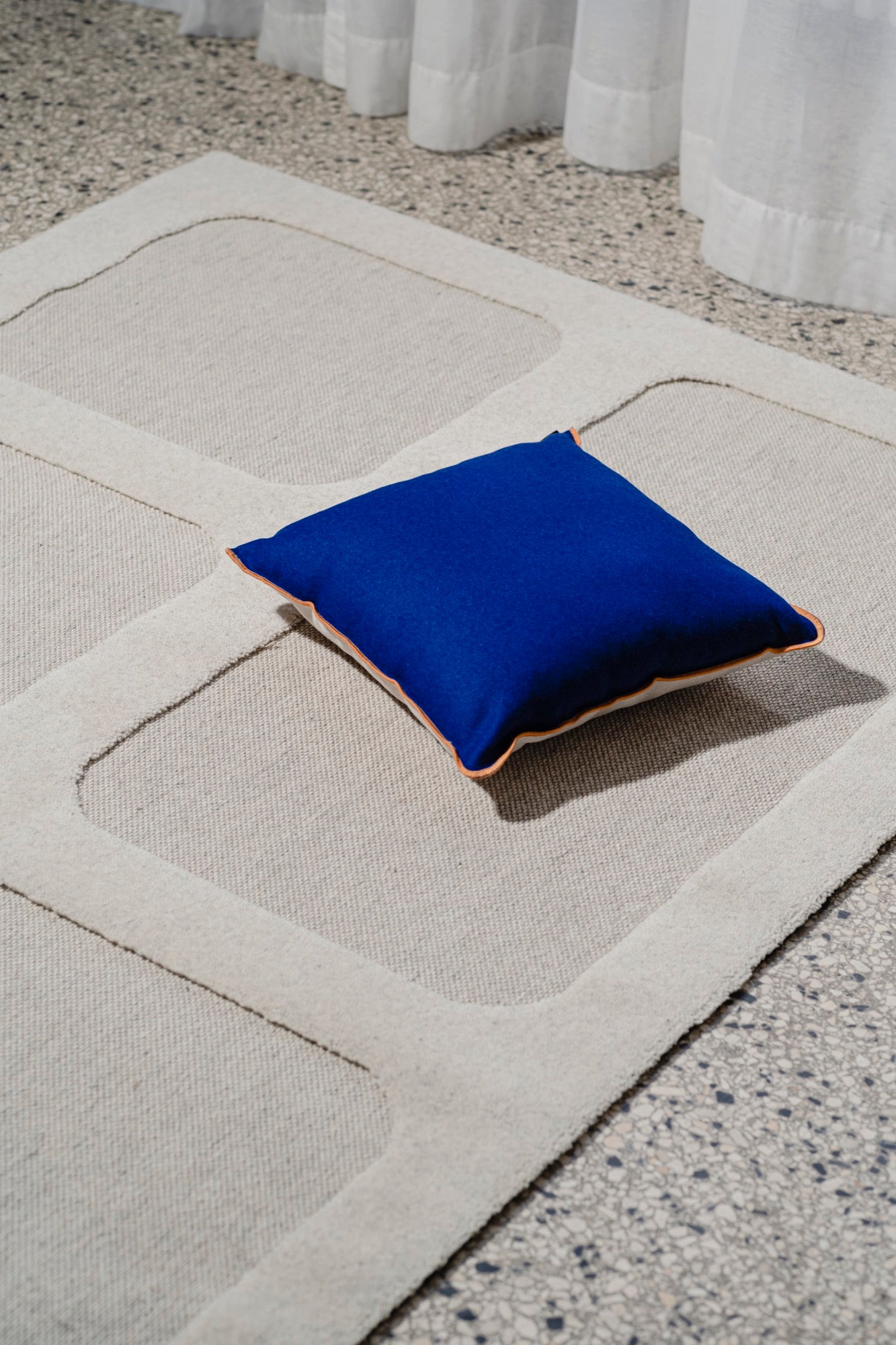 noo.ma DVU Kussen - 50x50 cm - Blueberry Pie & Seashell Beige