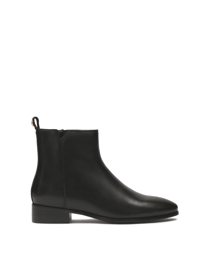 Flat boots with zipper