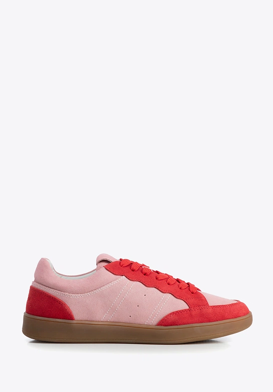 Zamszowe sneakersy z kontrastowymi elementami różowo - czerwone