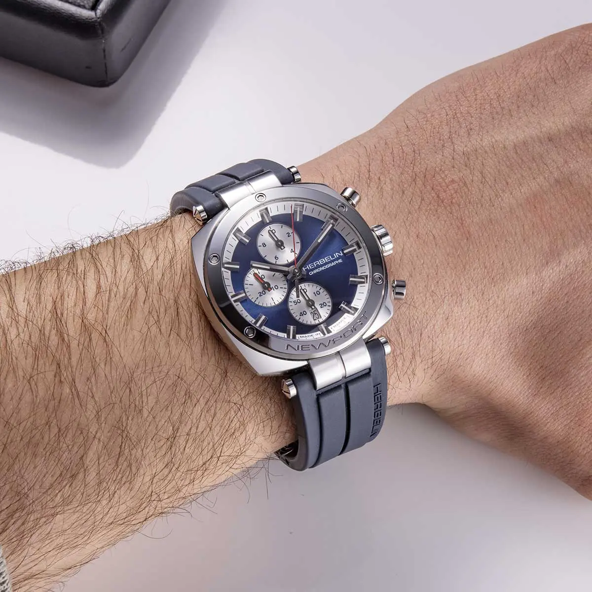 NEWPORT – HÉRITAGE CHRONOGRAPHE – ACIER & BLEU
