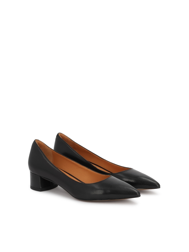 Low leather pumps with pointed toe nose