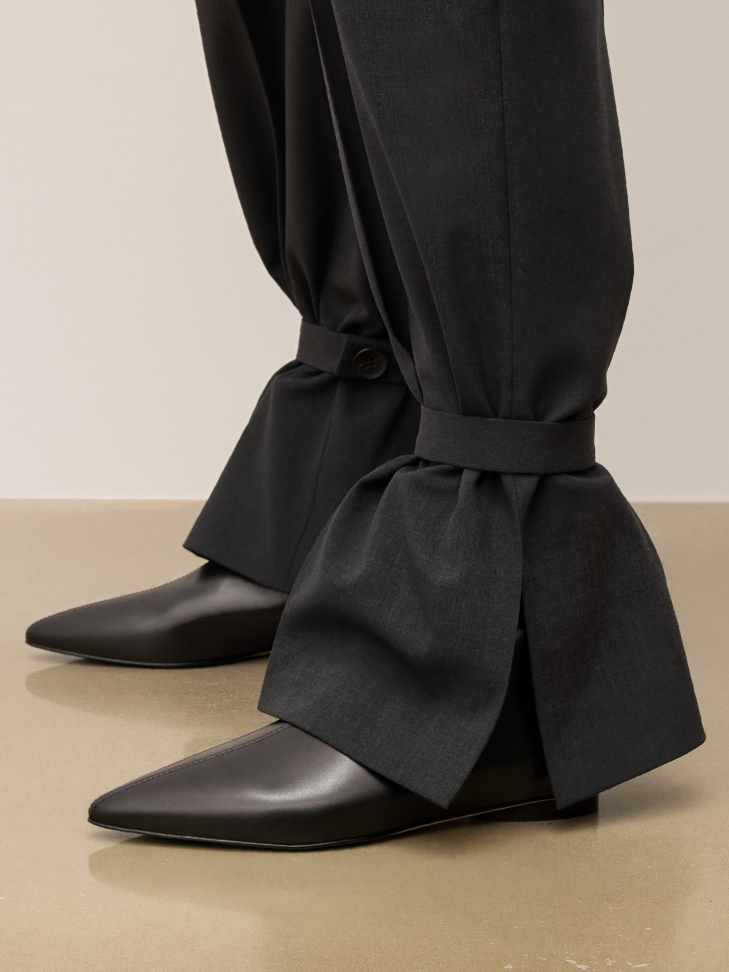 Flat boots with zipper