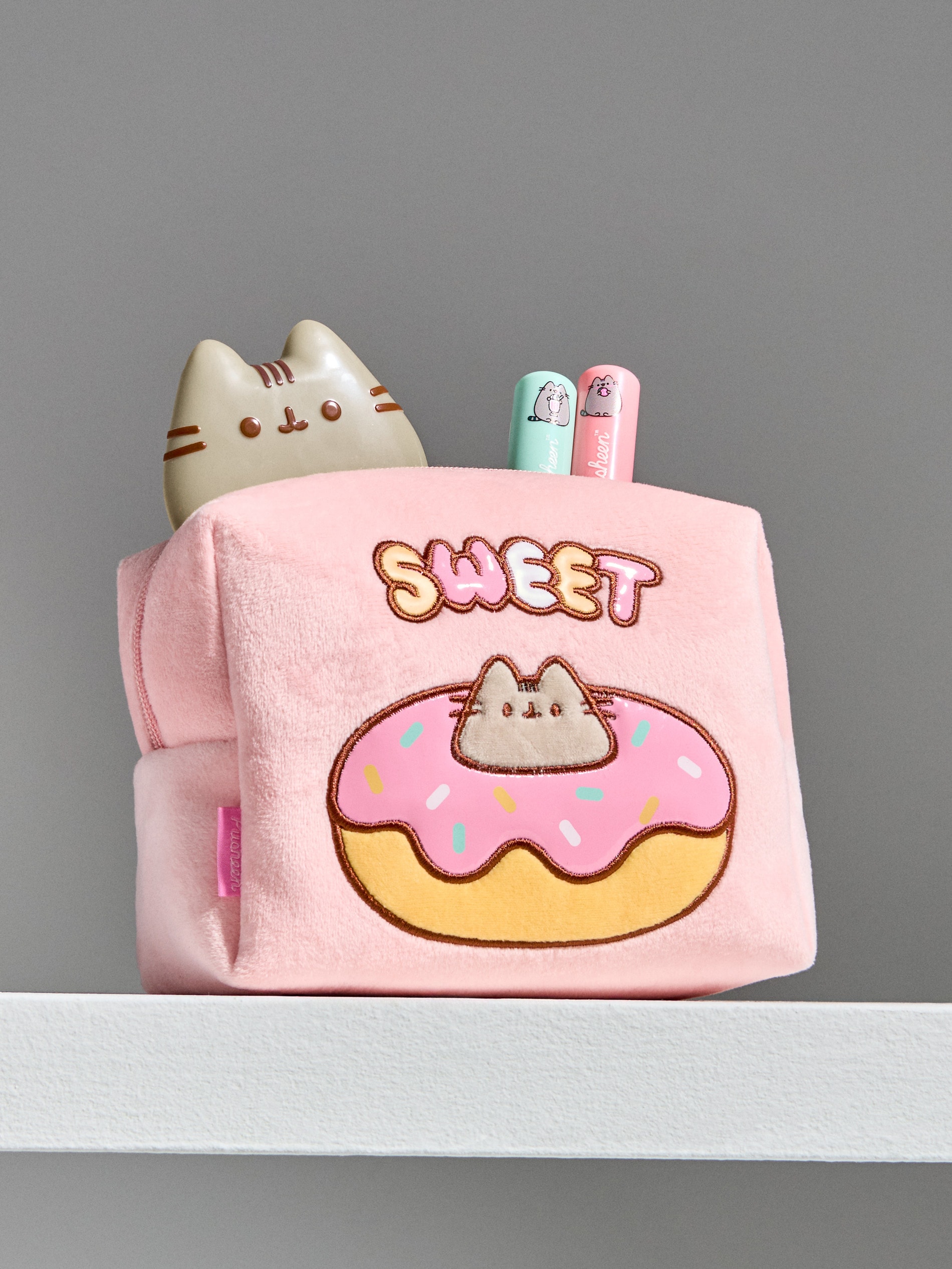 Kosmetyczka pluszowa z ozdobnym haftem Pusheen the Cat